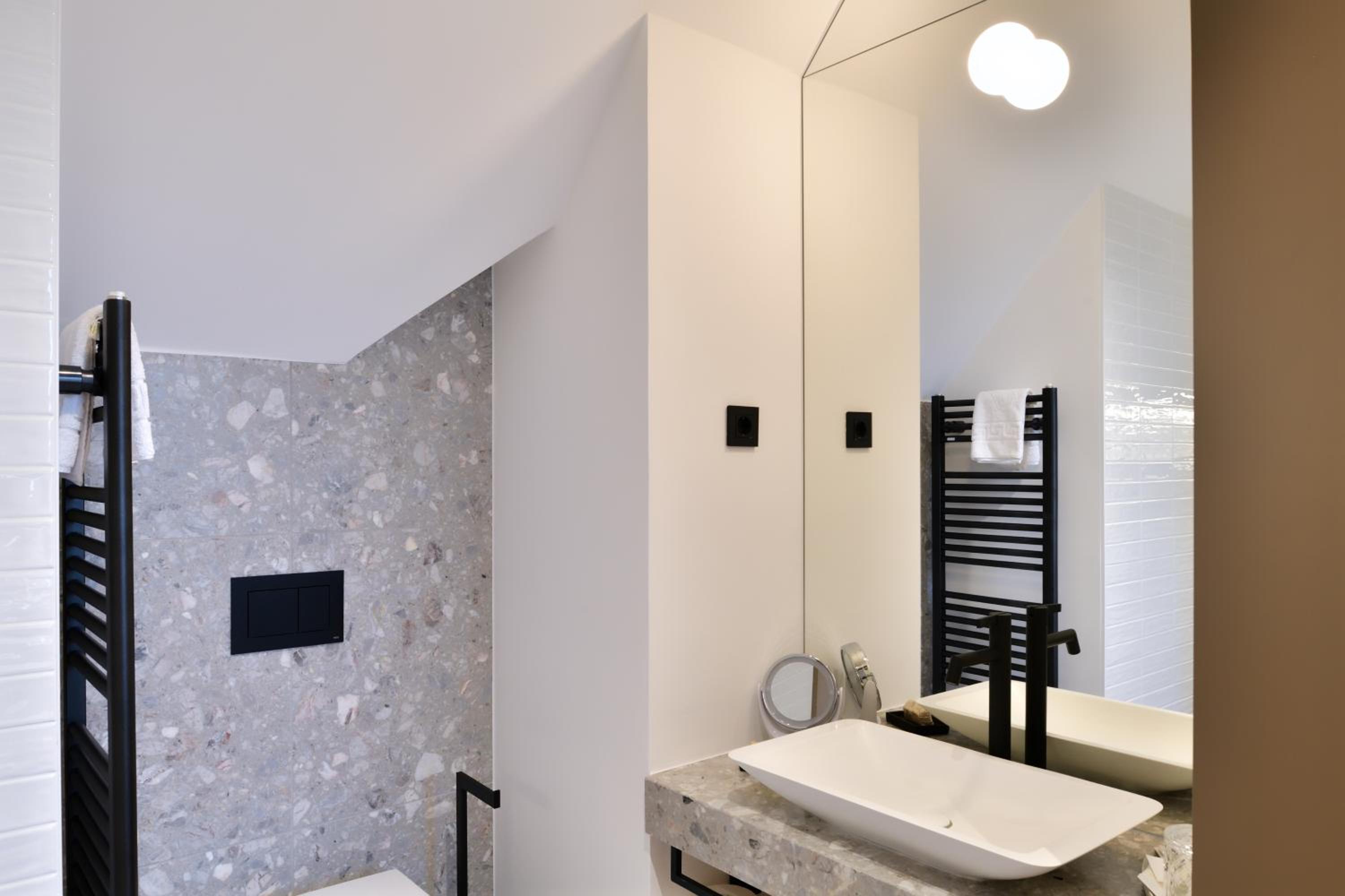 Deluxe Double Room with Bath - Photo 7