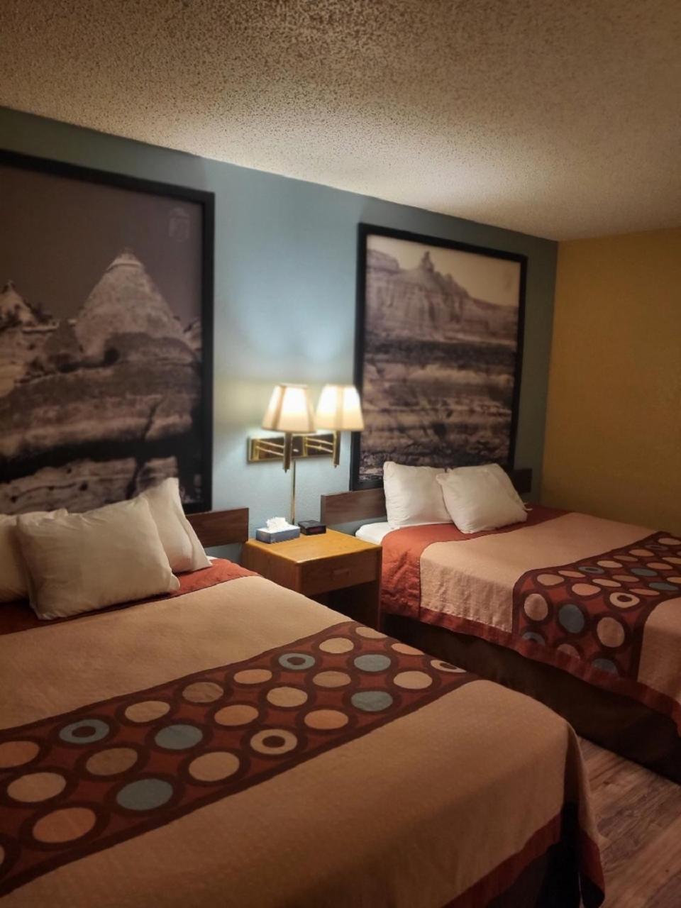 Queen Room with Two Queen Beds - Non-Smoking - Photo 11