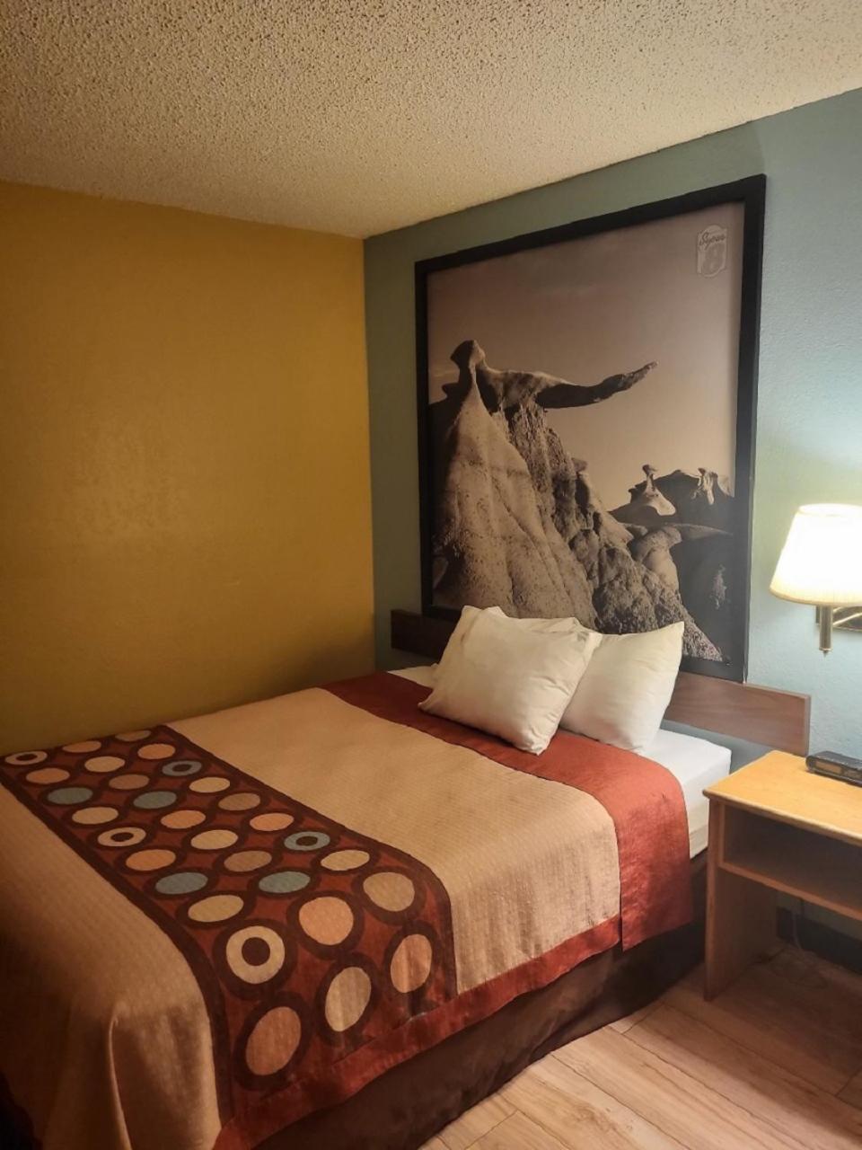 Queen Room - Non-Smoking - Photo 4