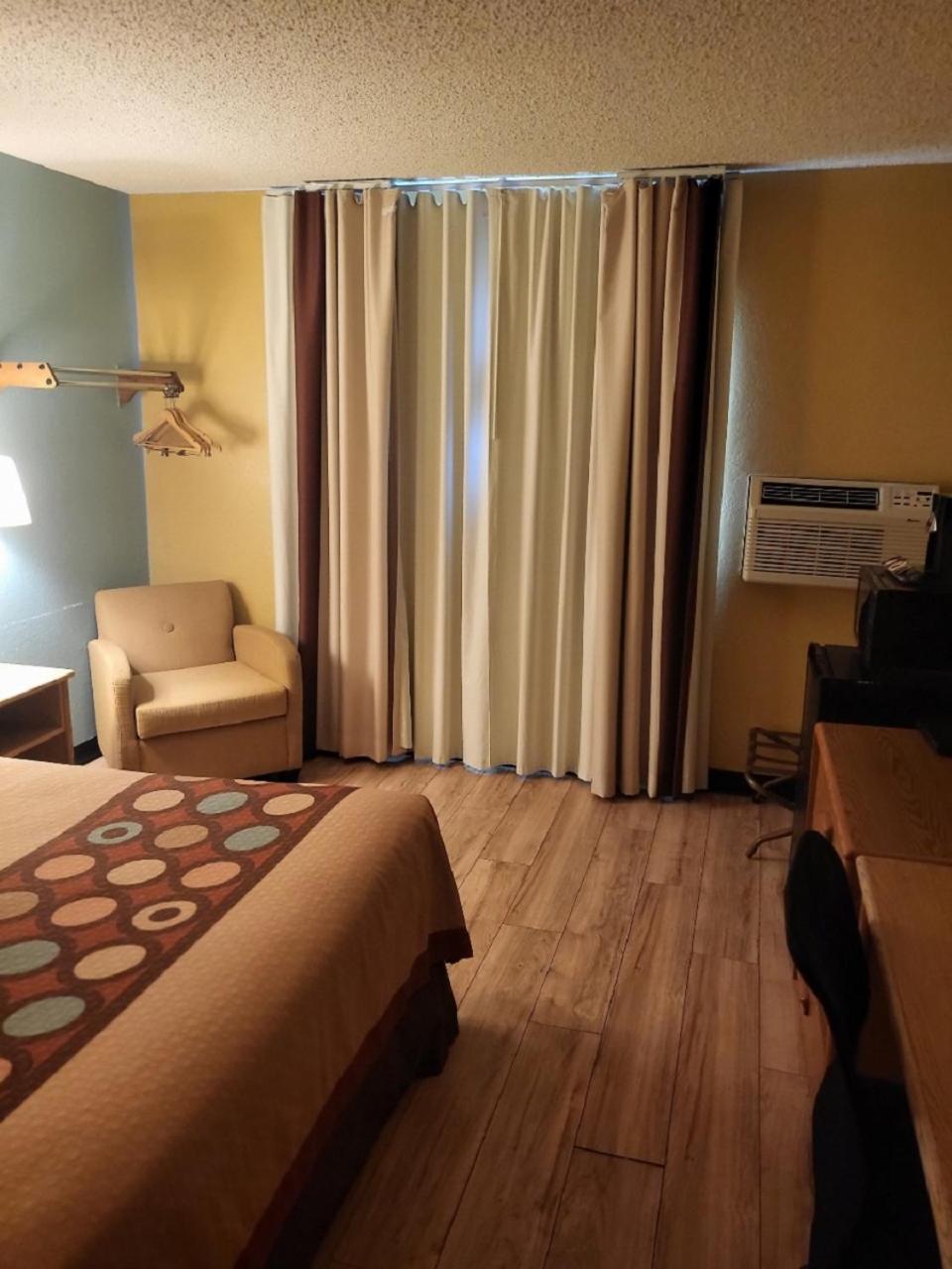 Queen Room - Non-Smoking - Photo 1
