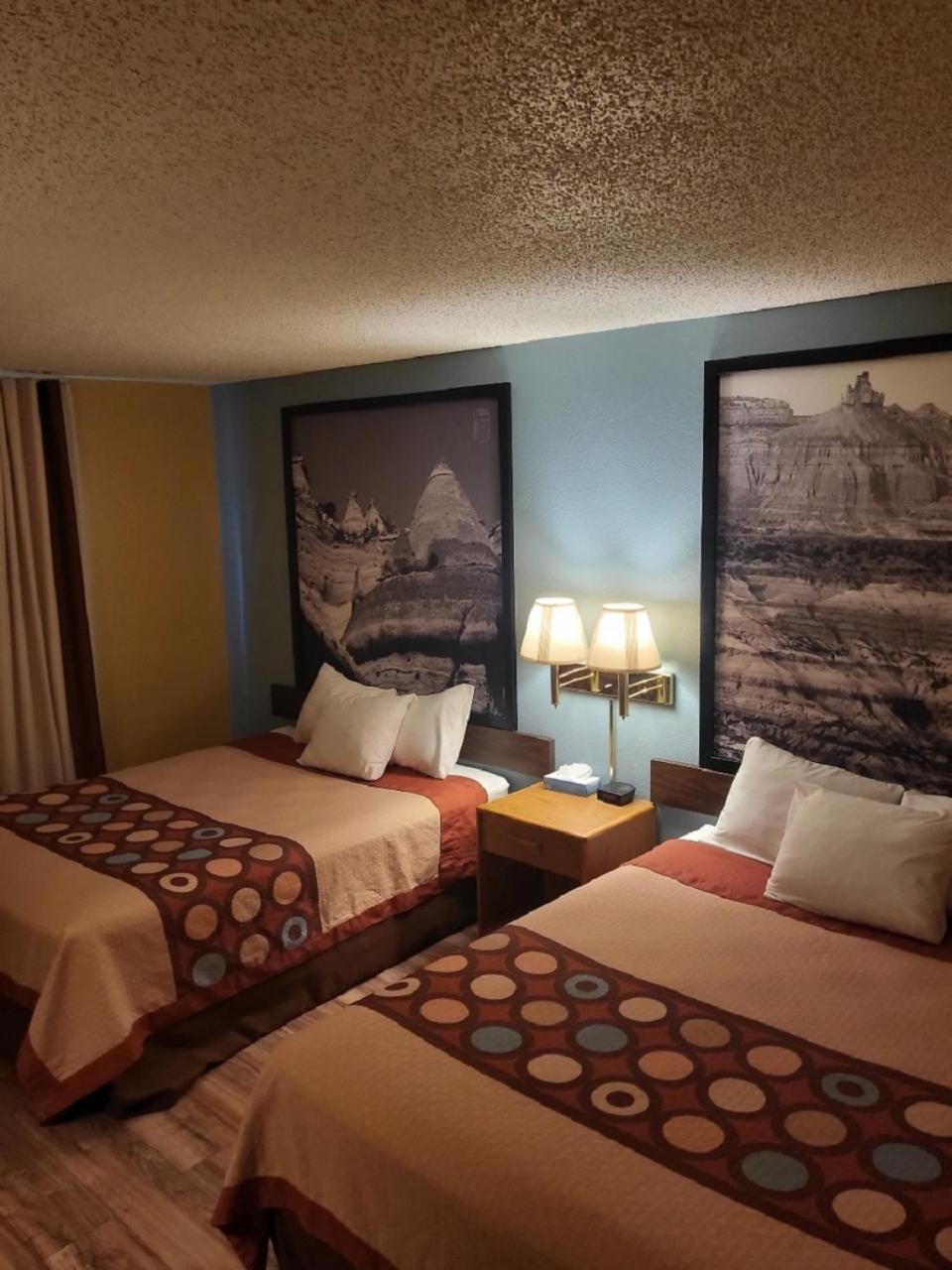 Queen Room with Two Queen Beds - Non-Smoking - Photo 8
