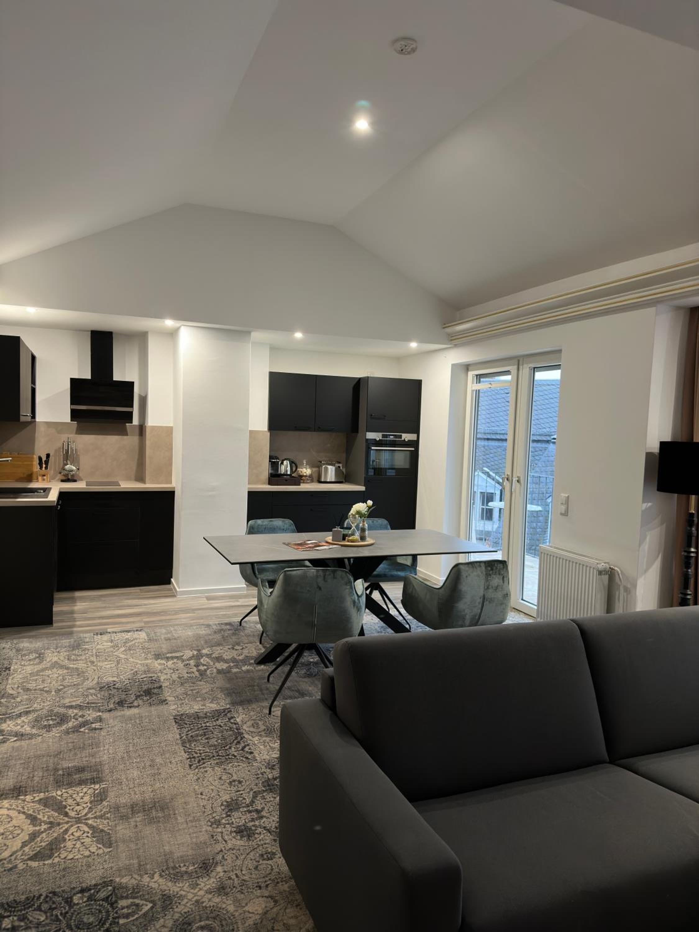 Apartment with Balcony - Photo 2
