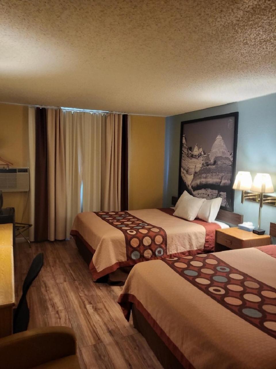 Queen Room with Two Queen Beds - Non-Smoking - Photo 7
