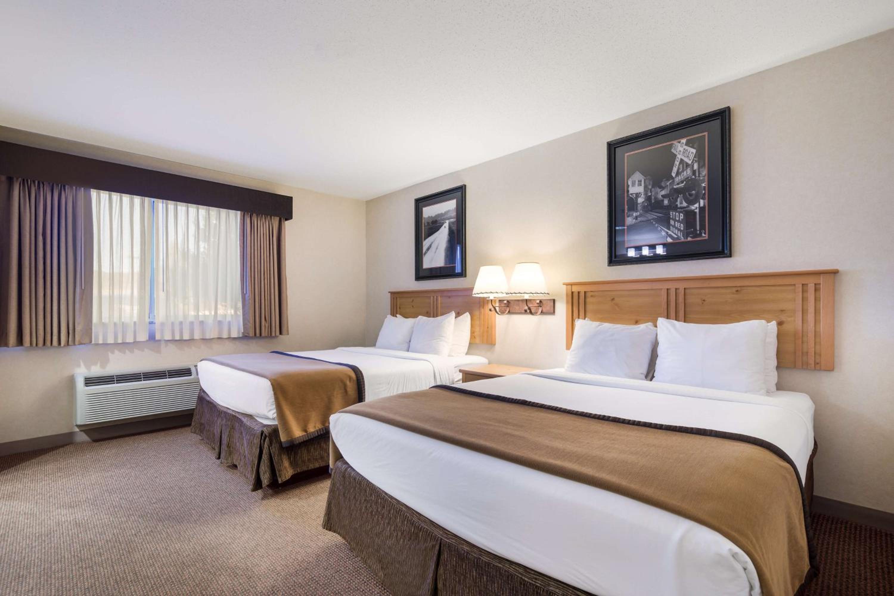 Queen Suite with Sofa Bed - Non-Smoking photo 2