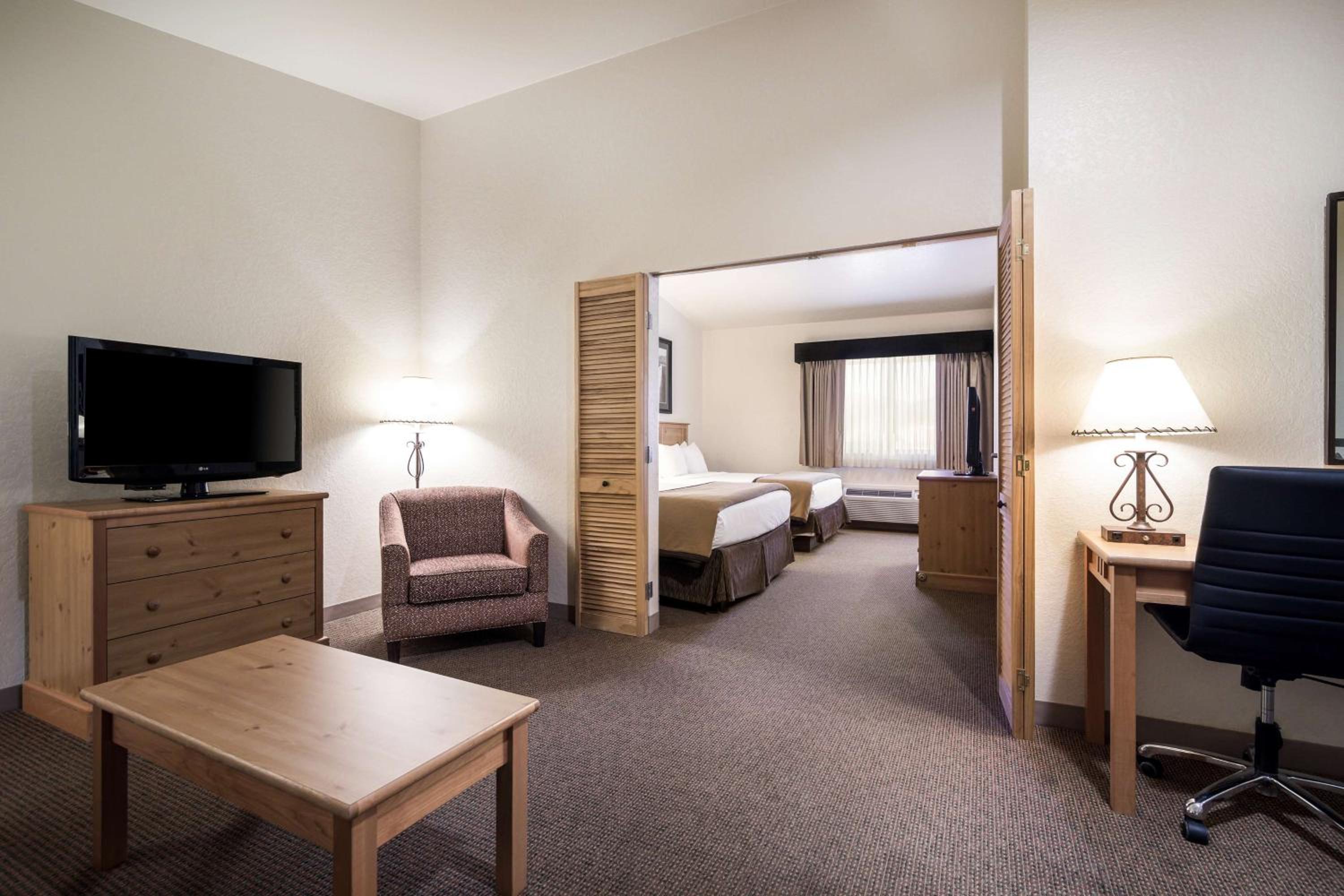Queen Suite with Two Queen Beds - Disability Access photo 2