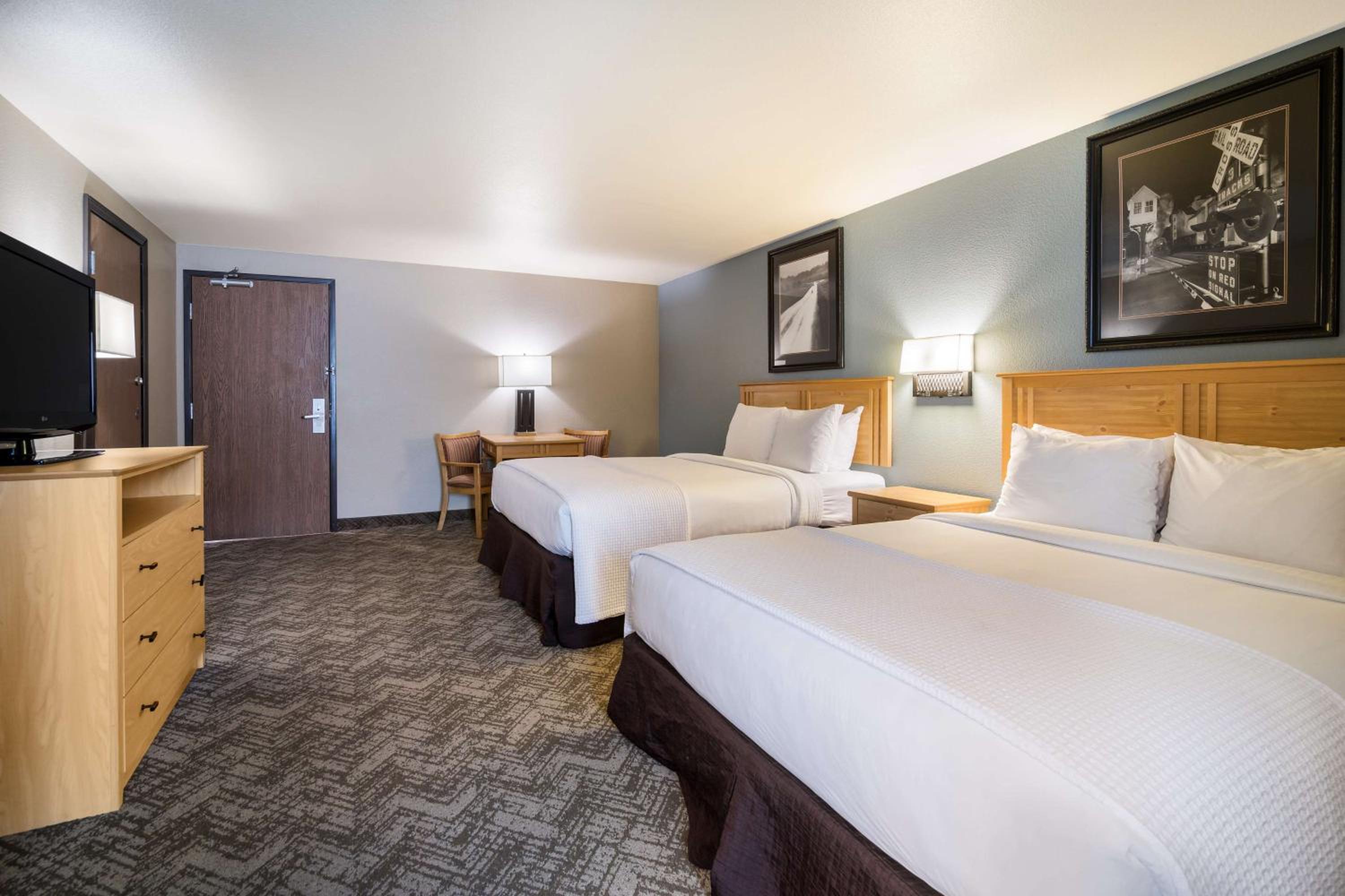 Queen Room with Two Queen Beds - Non-Smoking photo 3