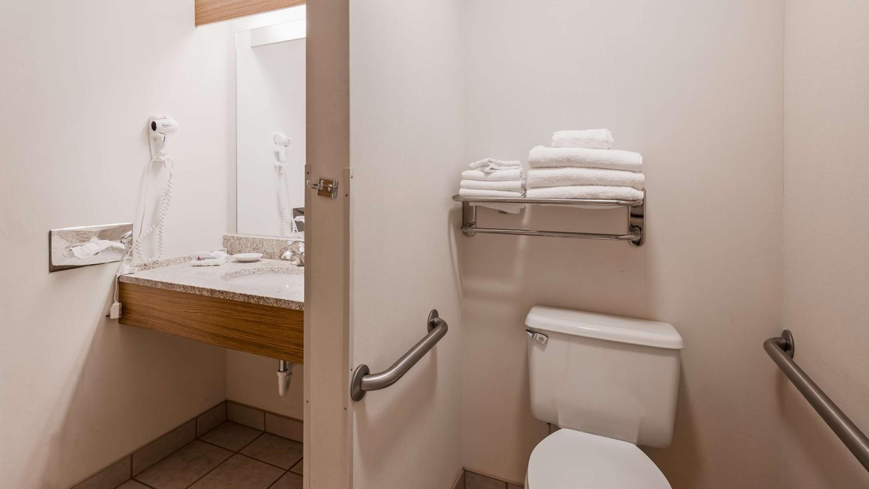 King Room with Roll-In Shower - Disability Access photo 3