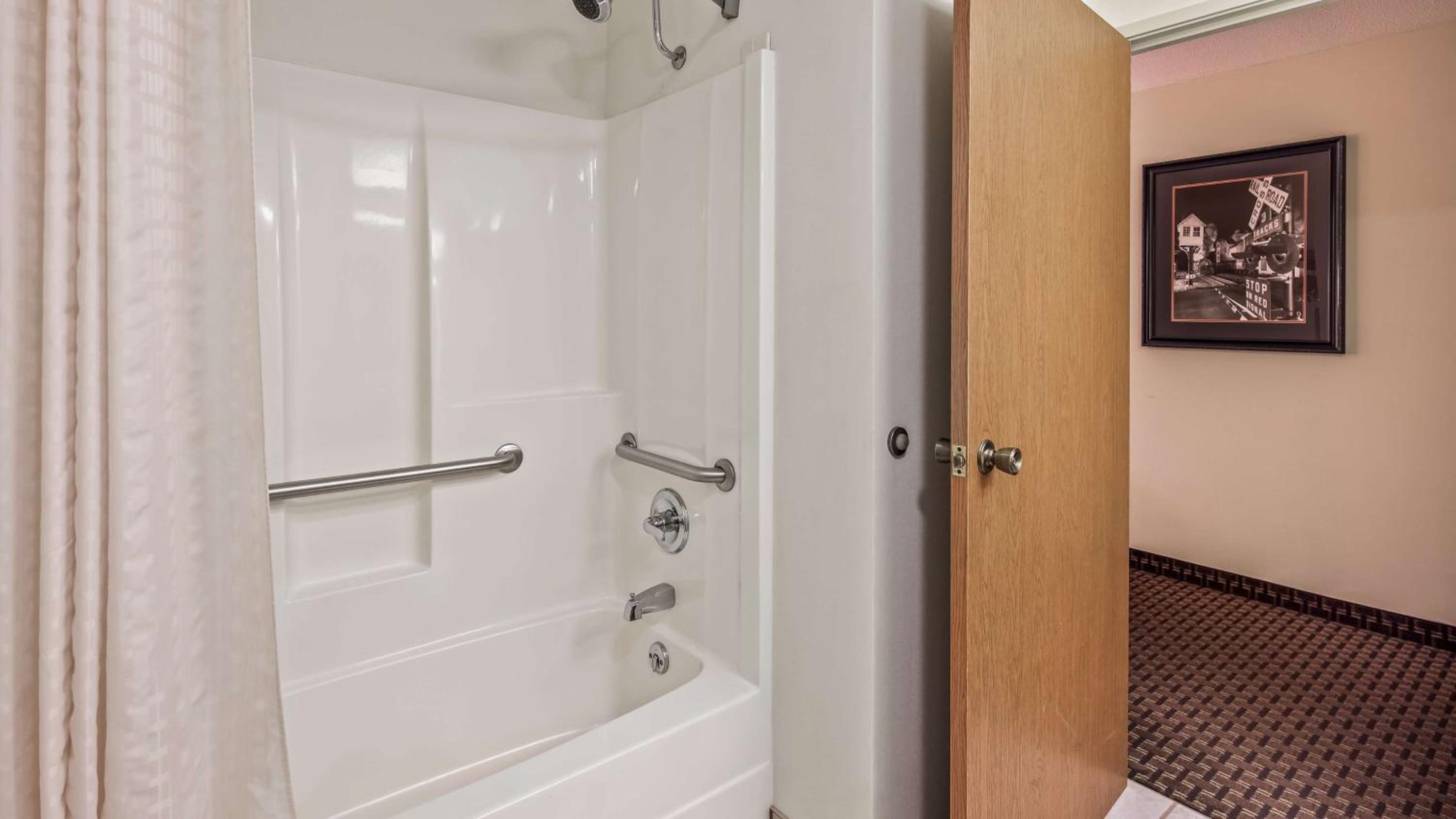 King Room with Roll-In Shower - Disability Access photo 2