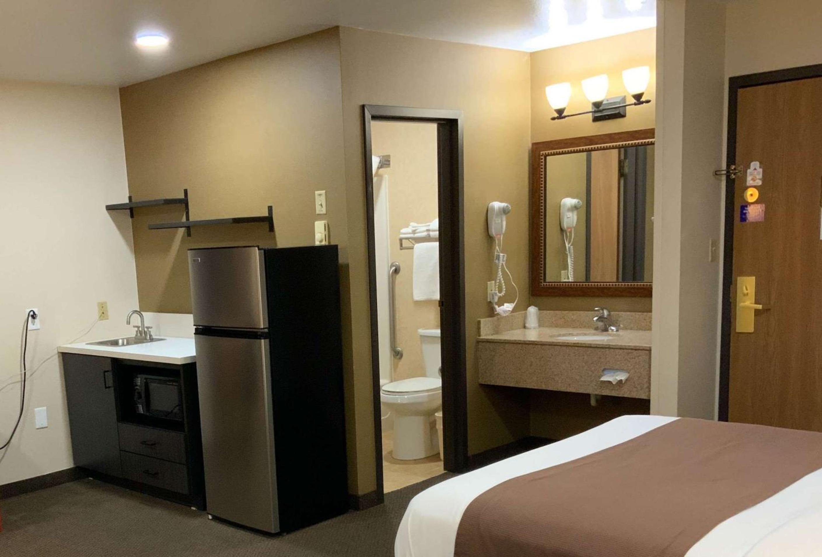 Deluxe King Suite - Non-Smoking - Photo 2