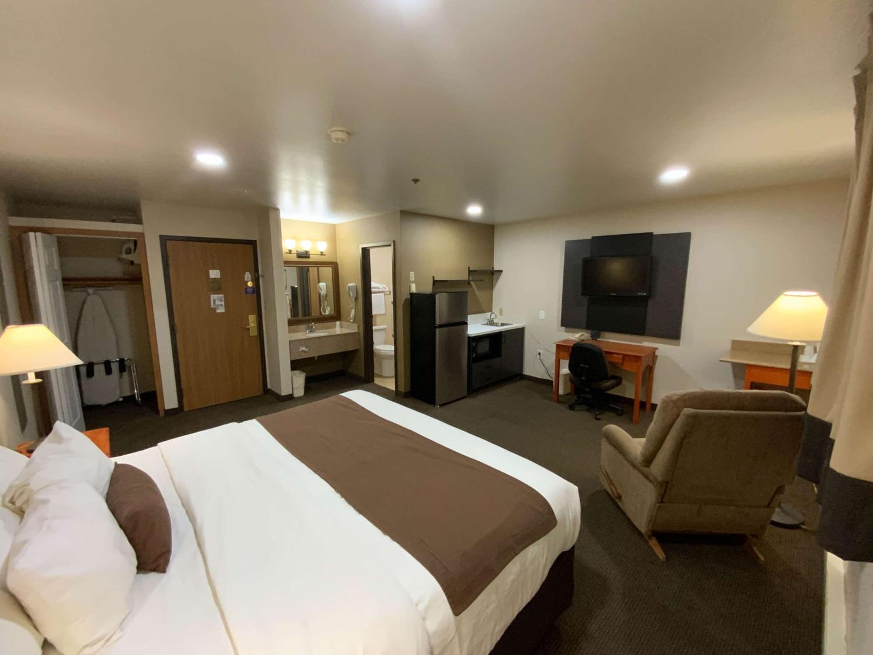 Deluxe King Suite - Non-Smoking - Photo 1