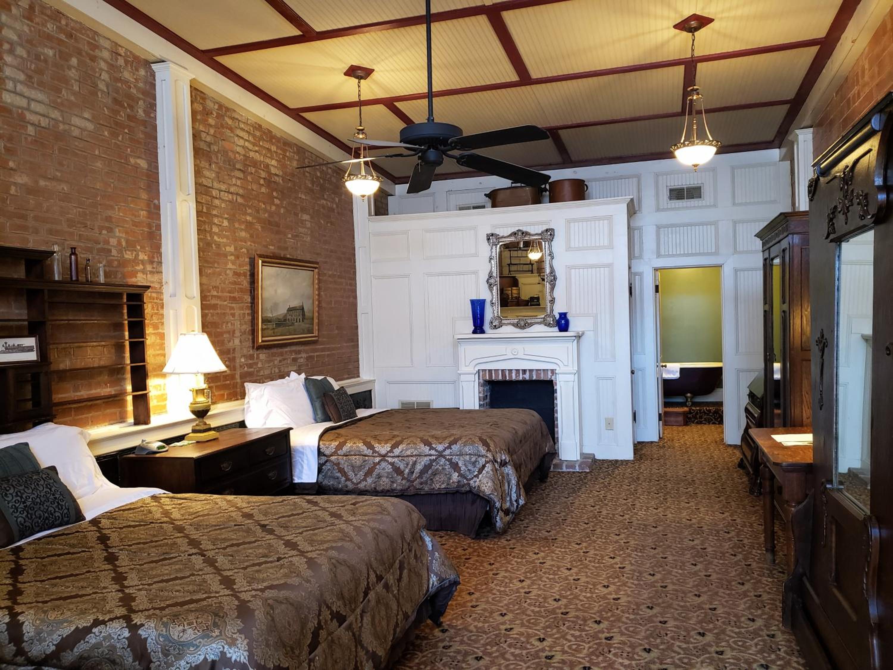 Queen Room with Two Queen Beds photo 1