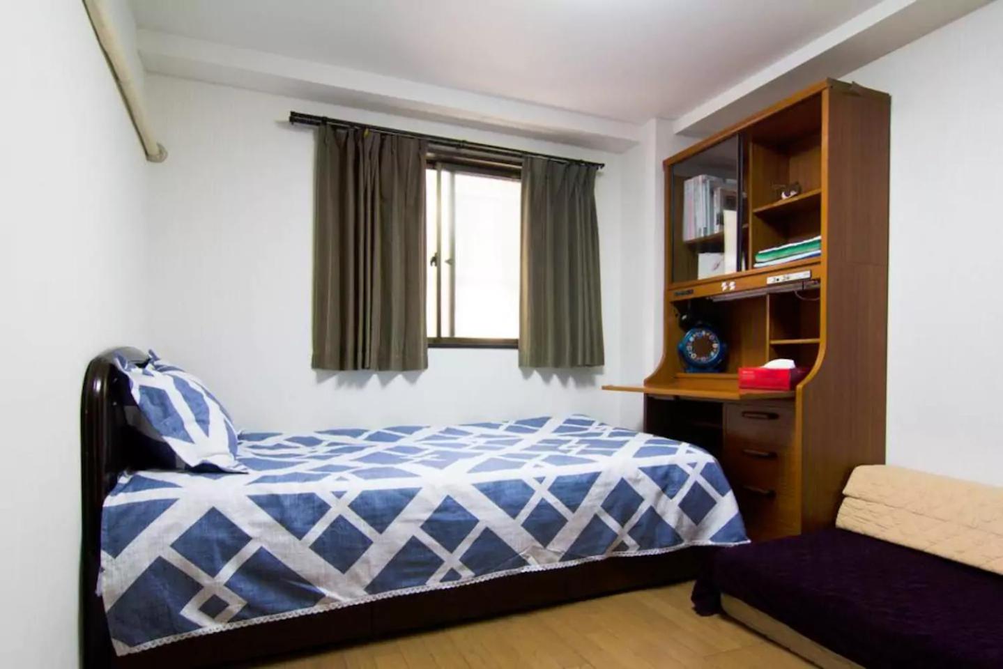 Queen Room with Shared Bathroom photo 1
