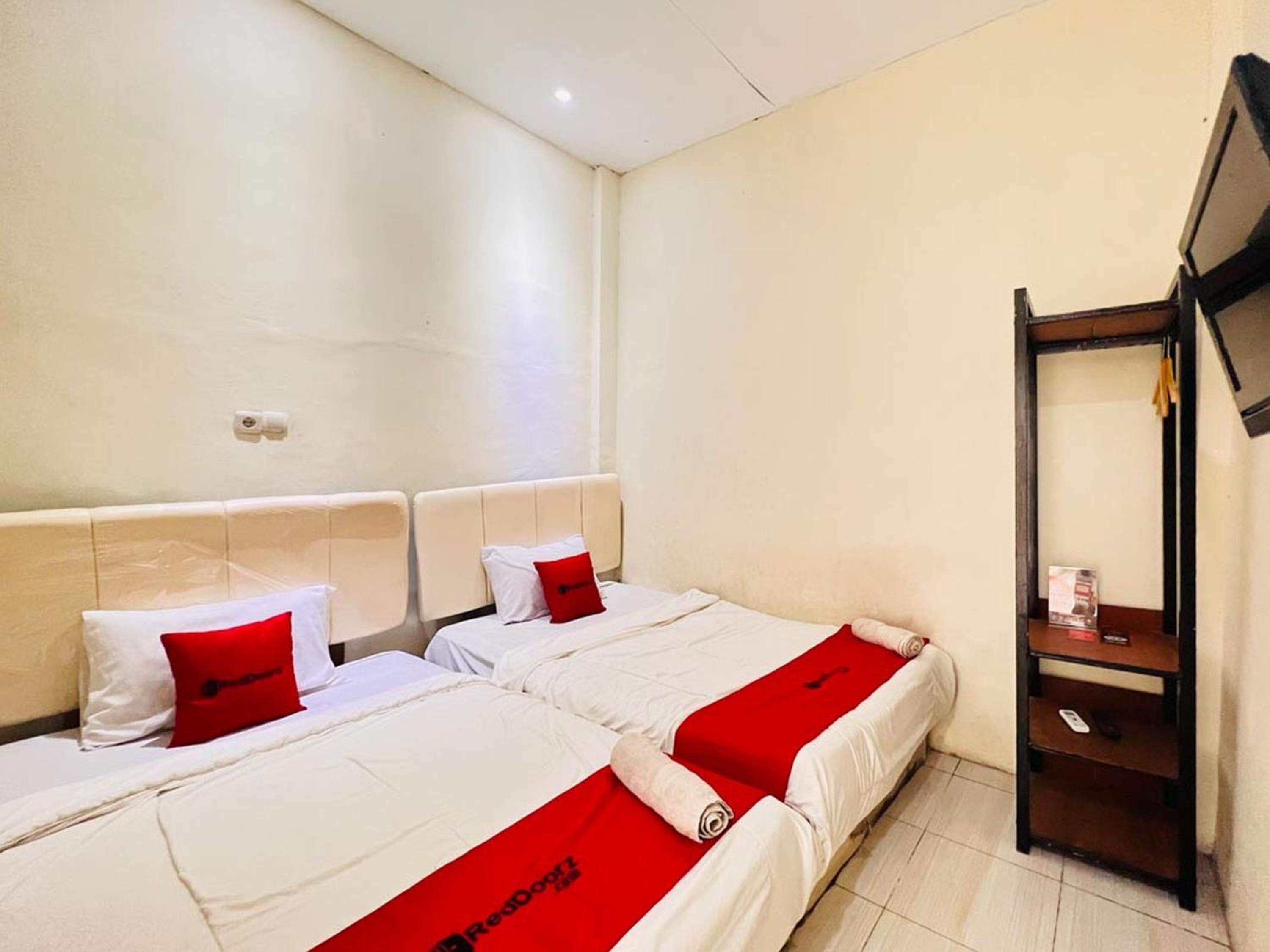 Standard Twin Room - Photo 4