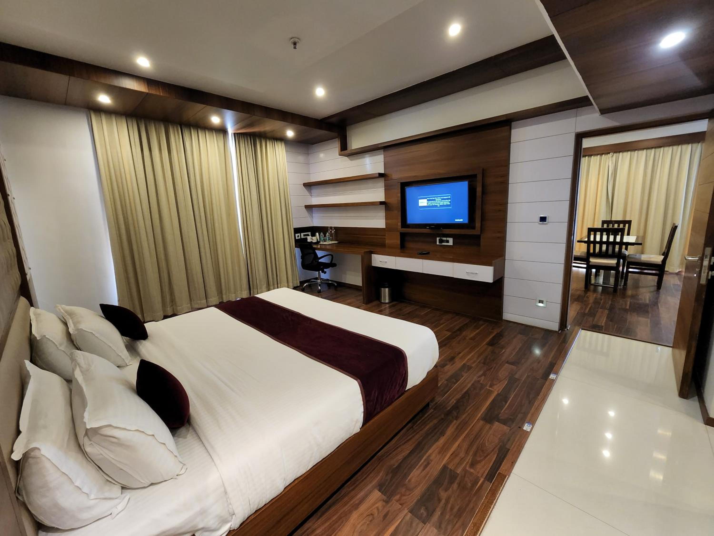 Suite - Photo 1