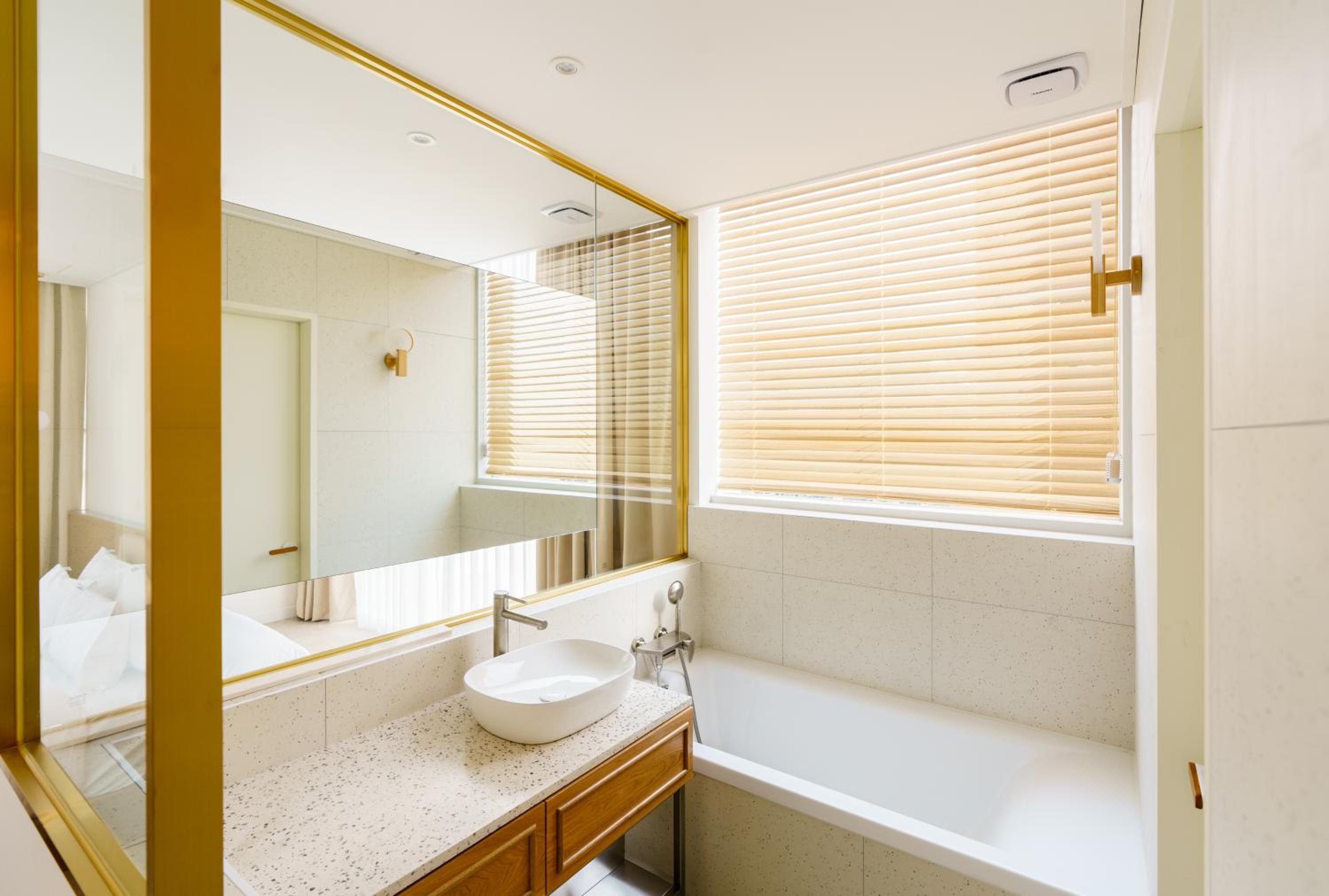 Premium Pretty Room Bathtub - Photo 12