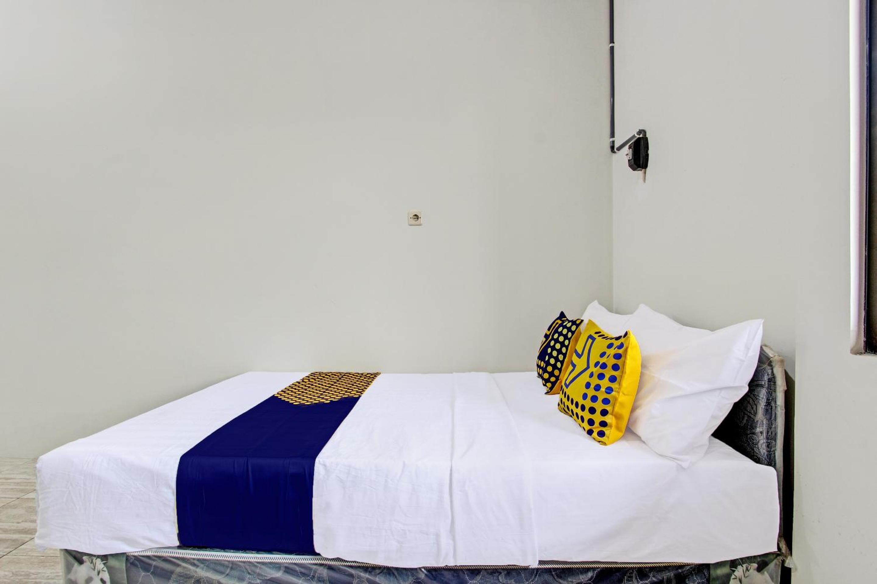 Budget Double Room - Photo 15