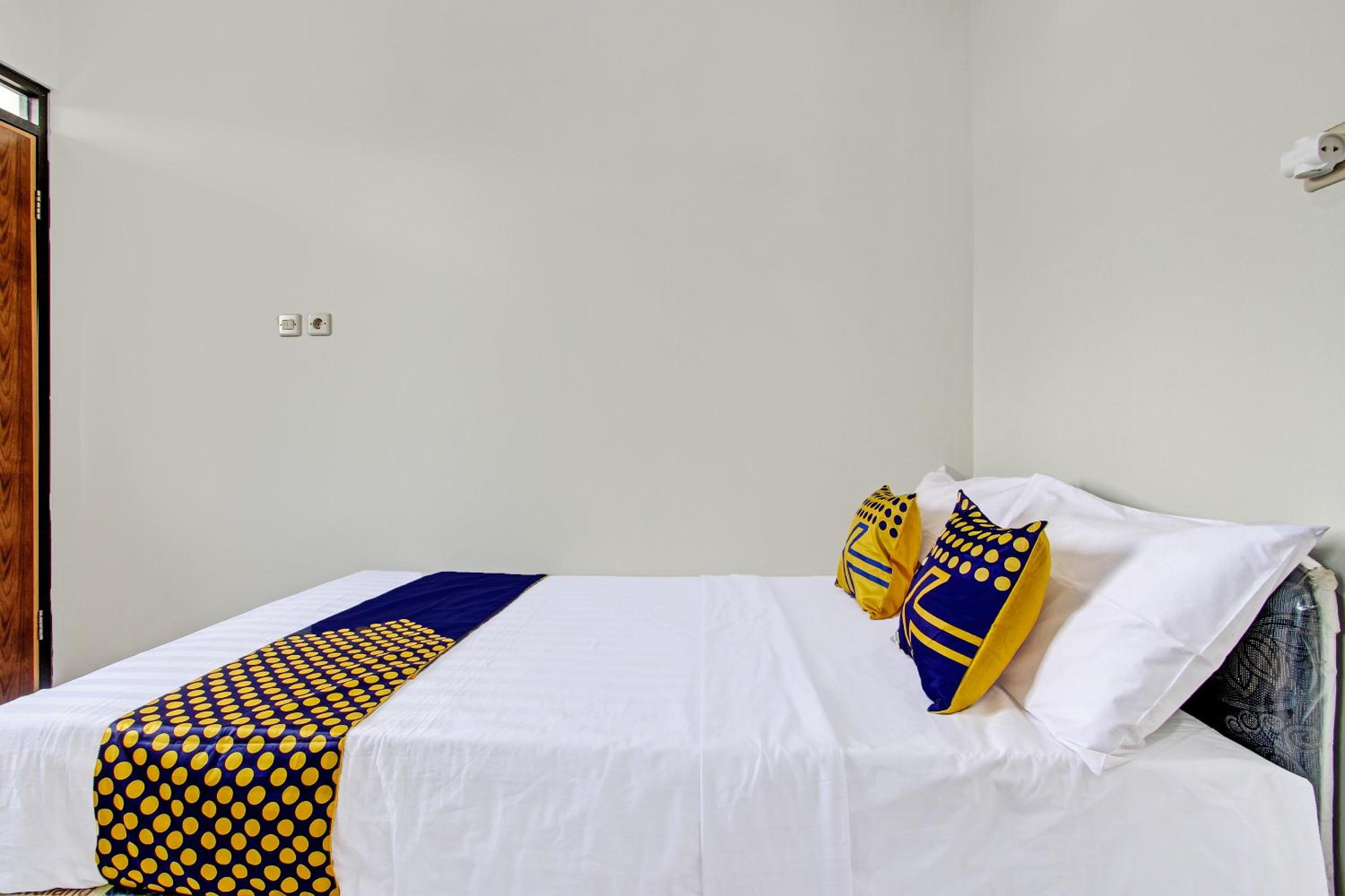 Budget Double Room - Photo 13