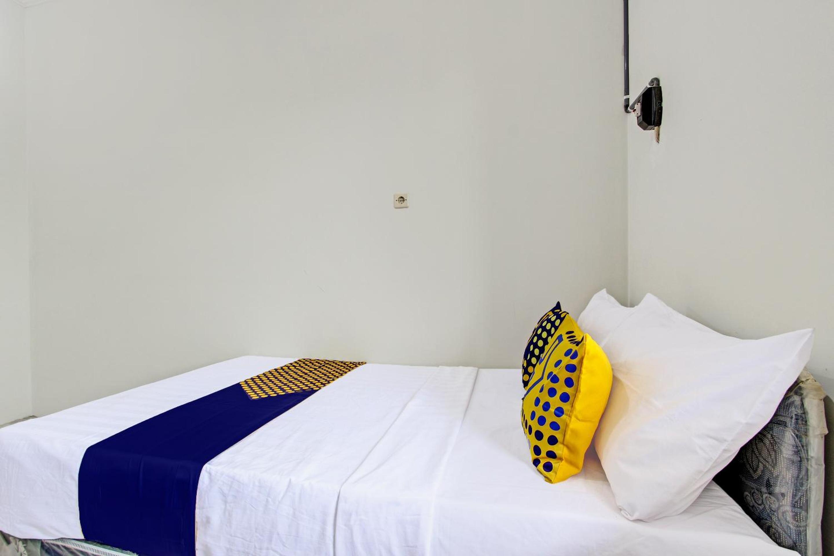 Budget Double Room - Photo 12