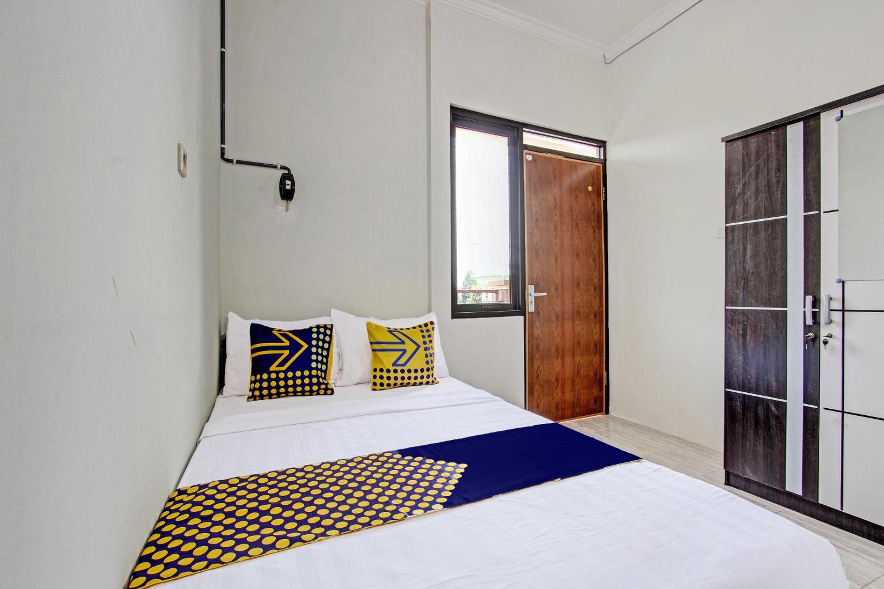 Budget Double Room - Photo 11
