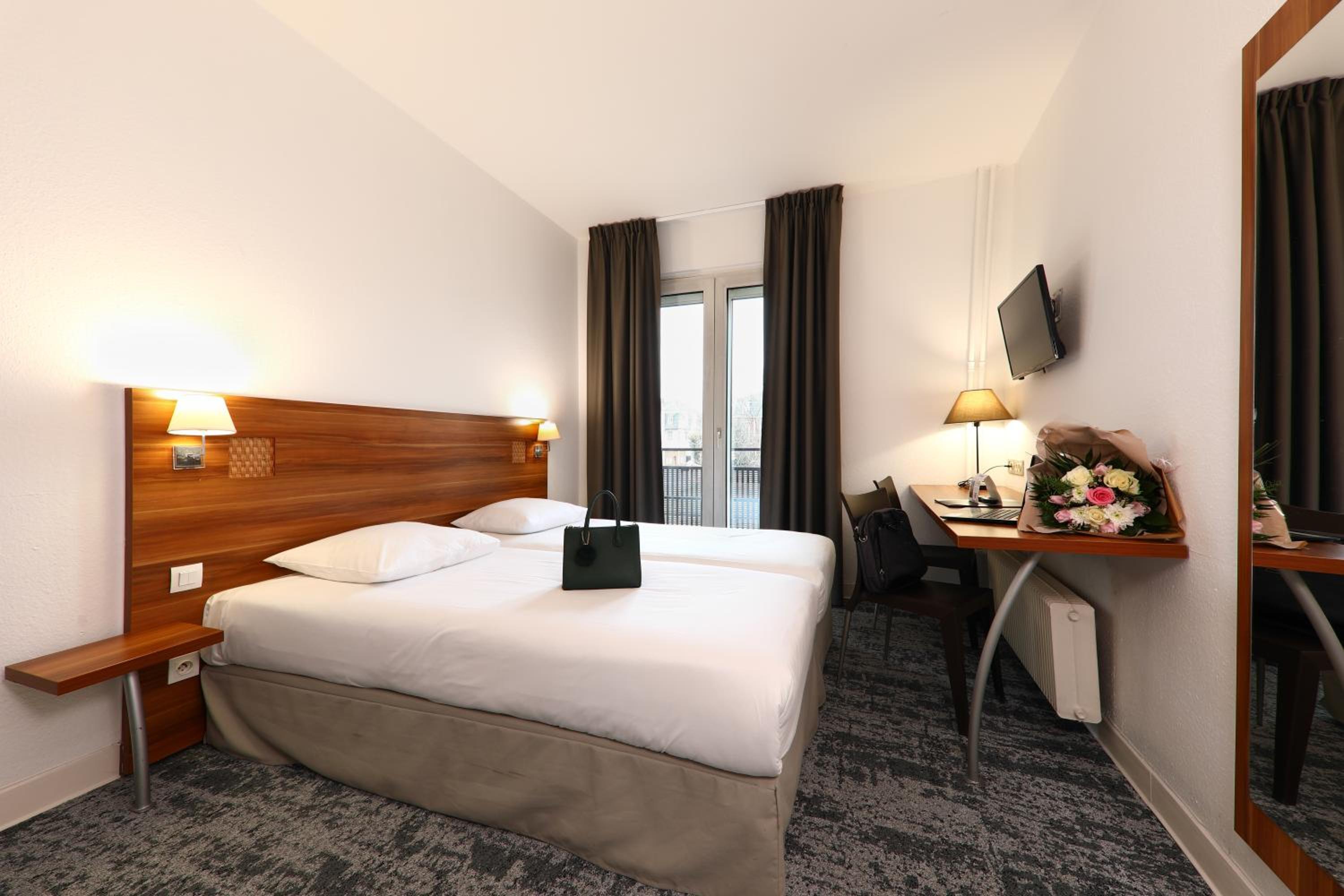 Standard Twin Room - Photo 2