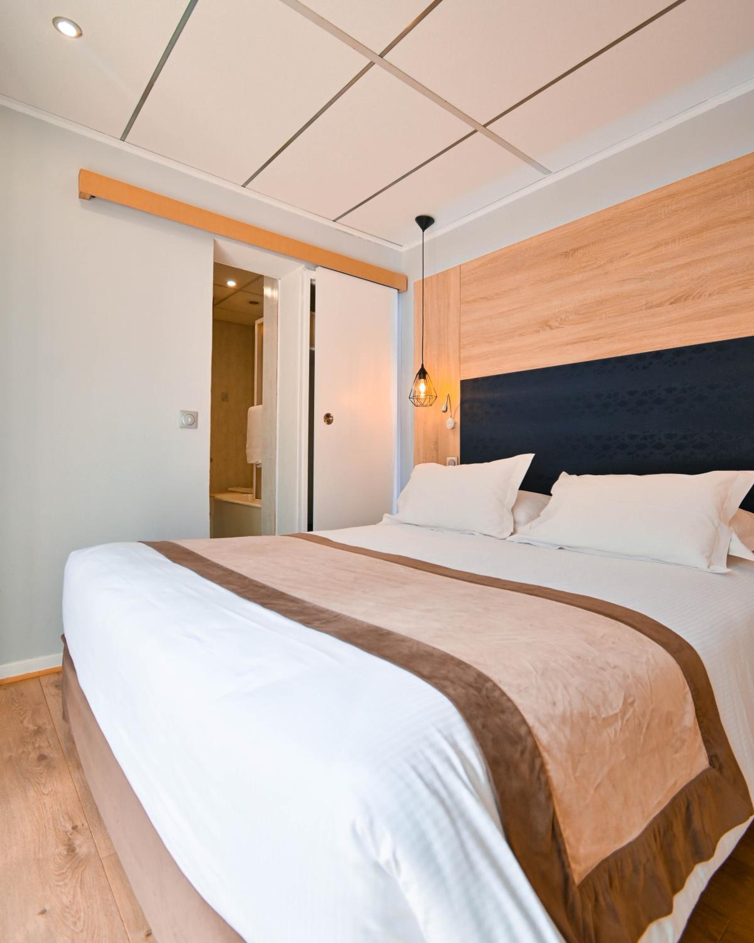 Double Room With Bath And Air Conditioning  photo 3