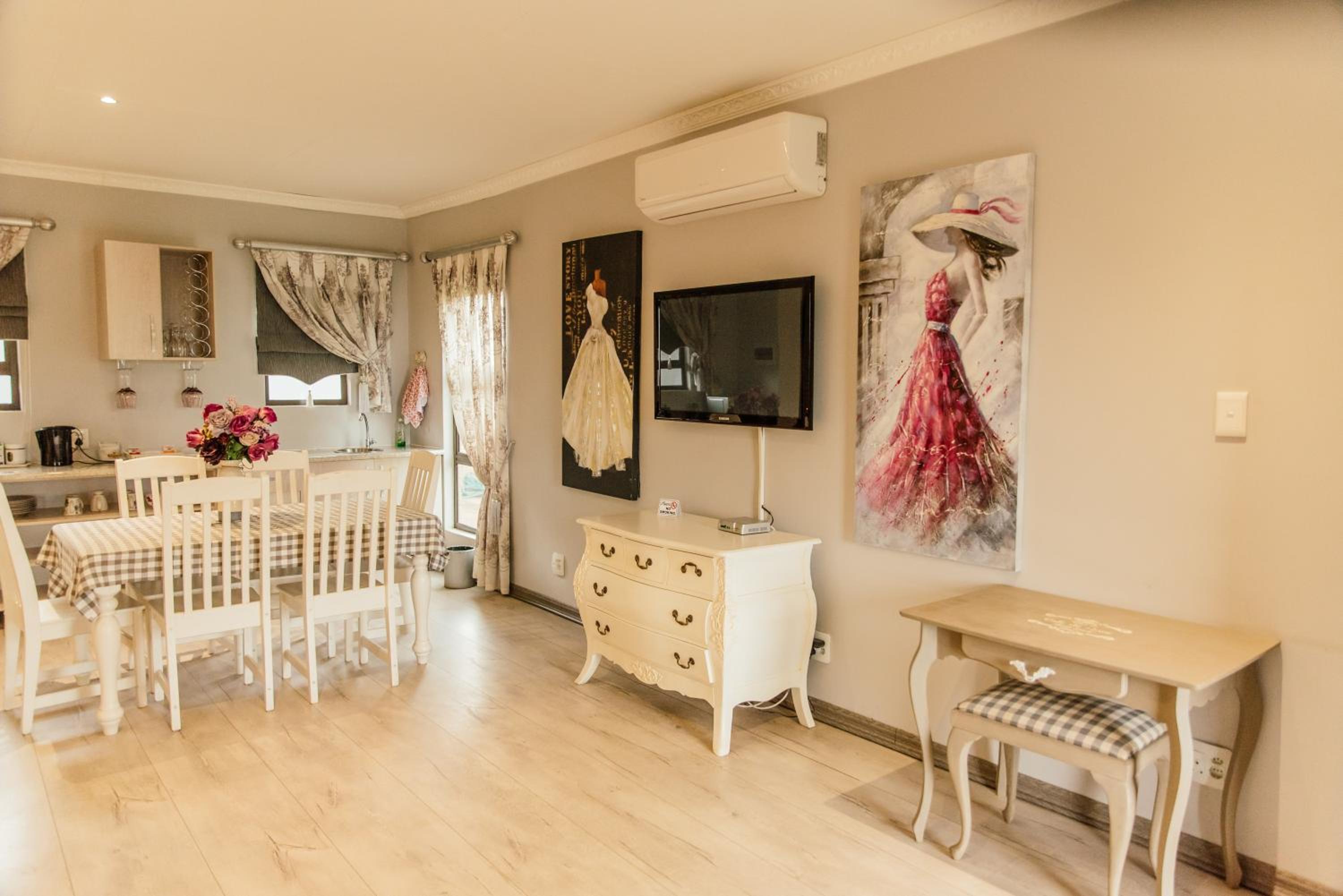 Executive Suite - Photo 6