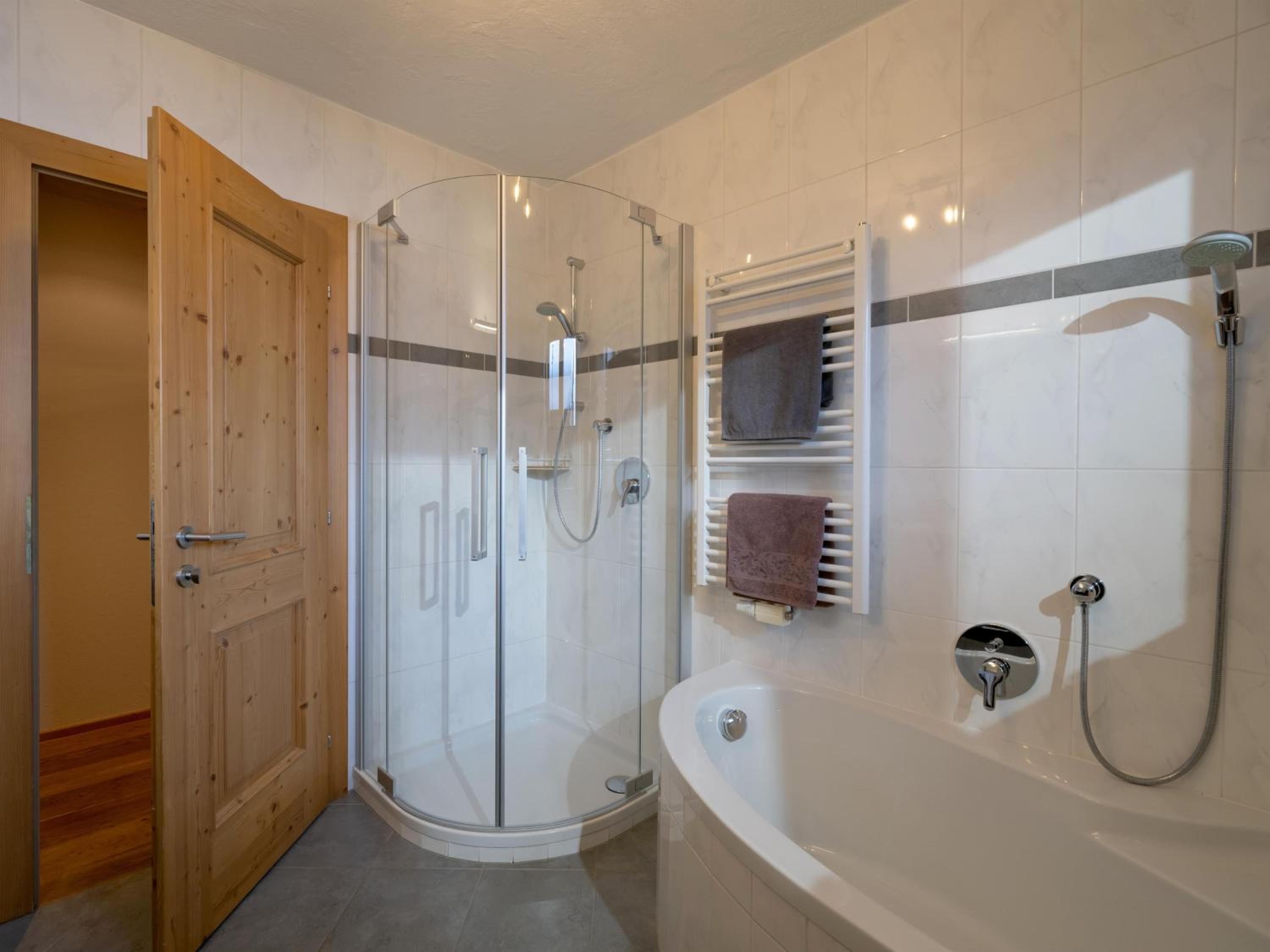 Two-Bedroom Apartment with Shower  photo 2