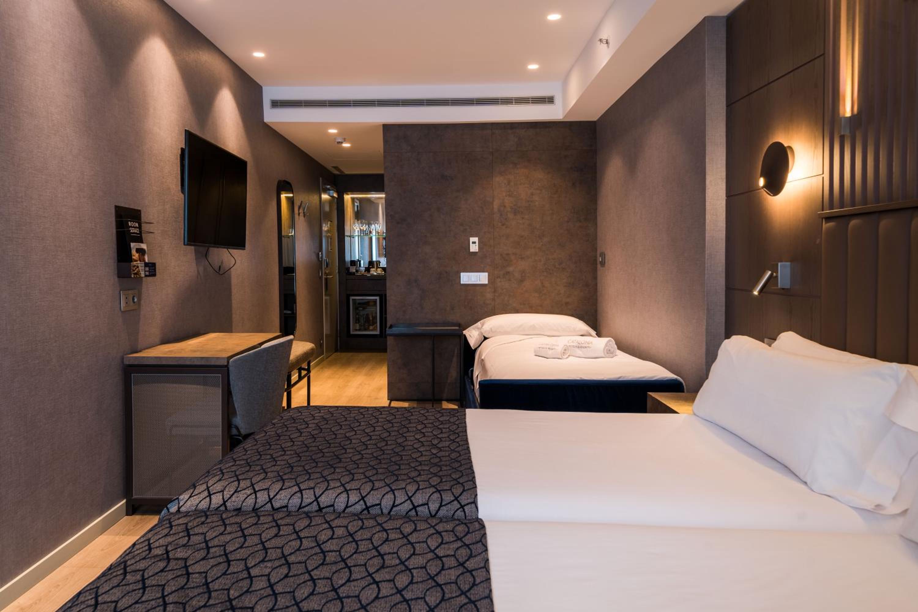 Premium Room (2 Adults + 1 Child) - Photo 2