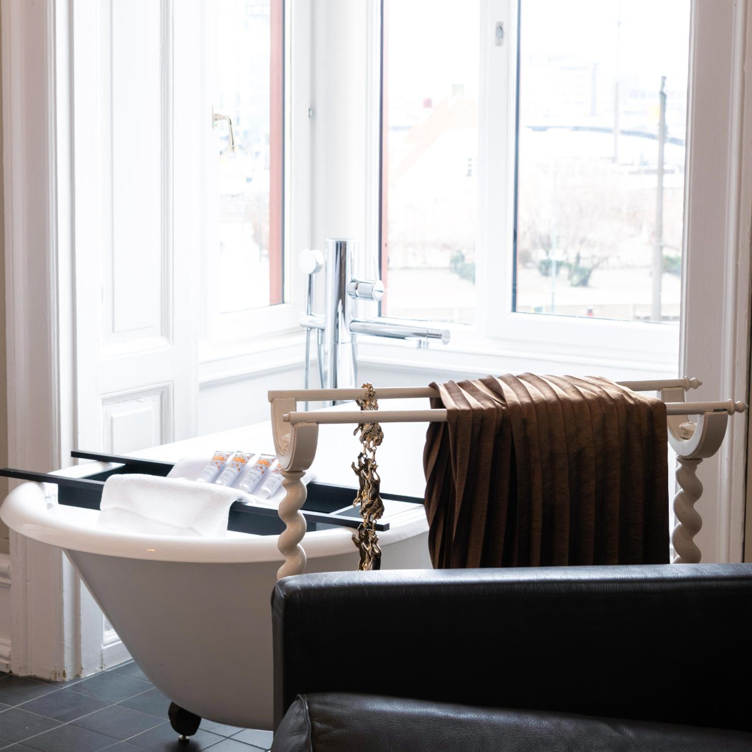 Deluxe Double Room with Bath - Photo 10