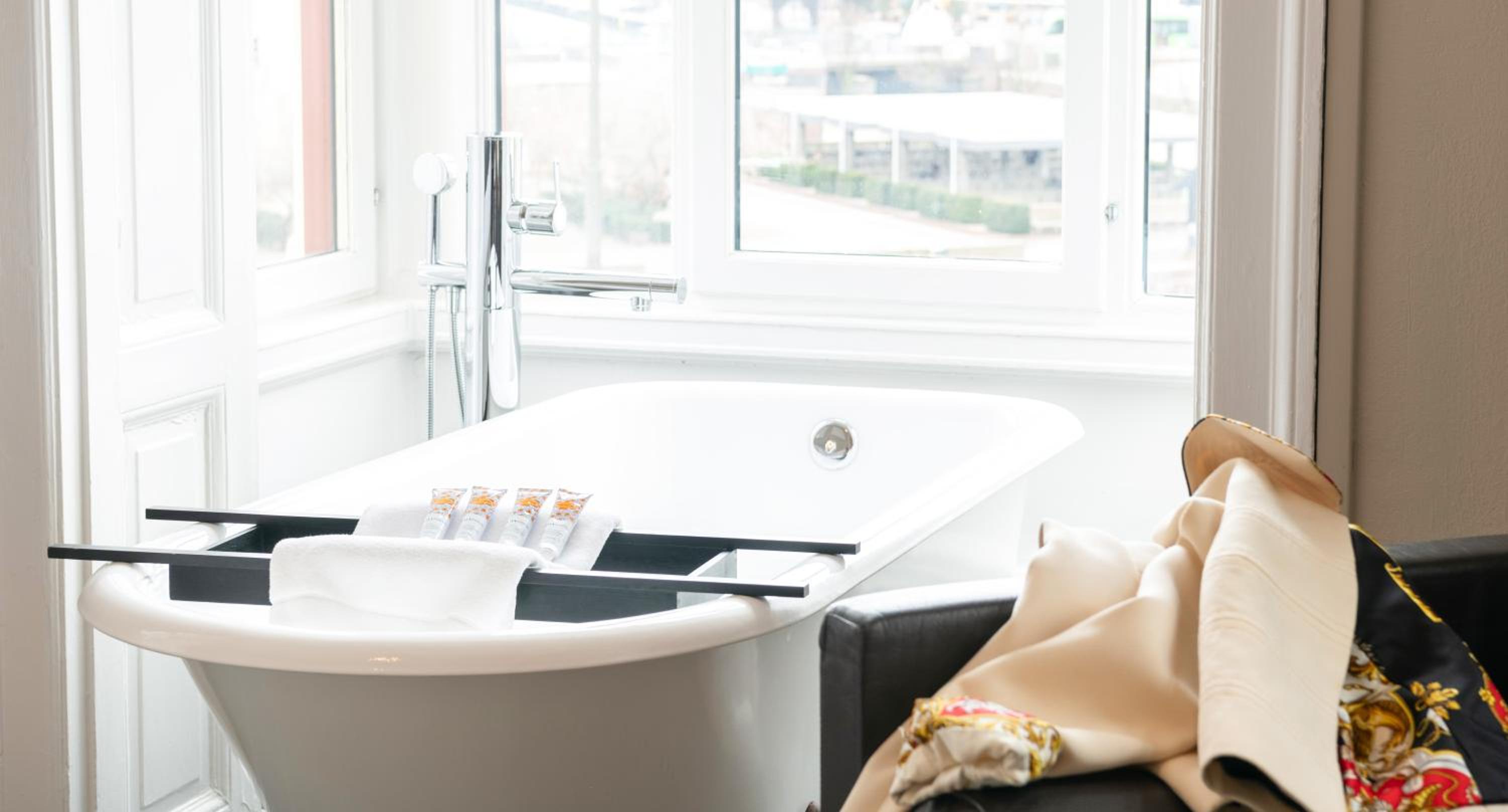 Deluxe Double Room with Bath - Photo 3