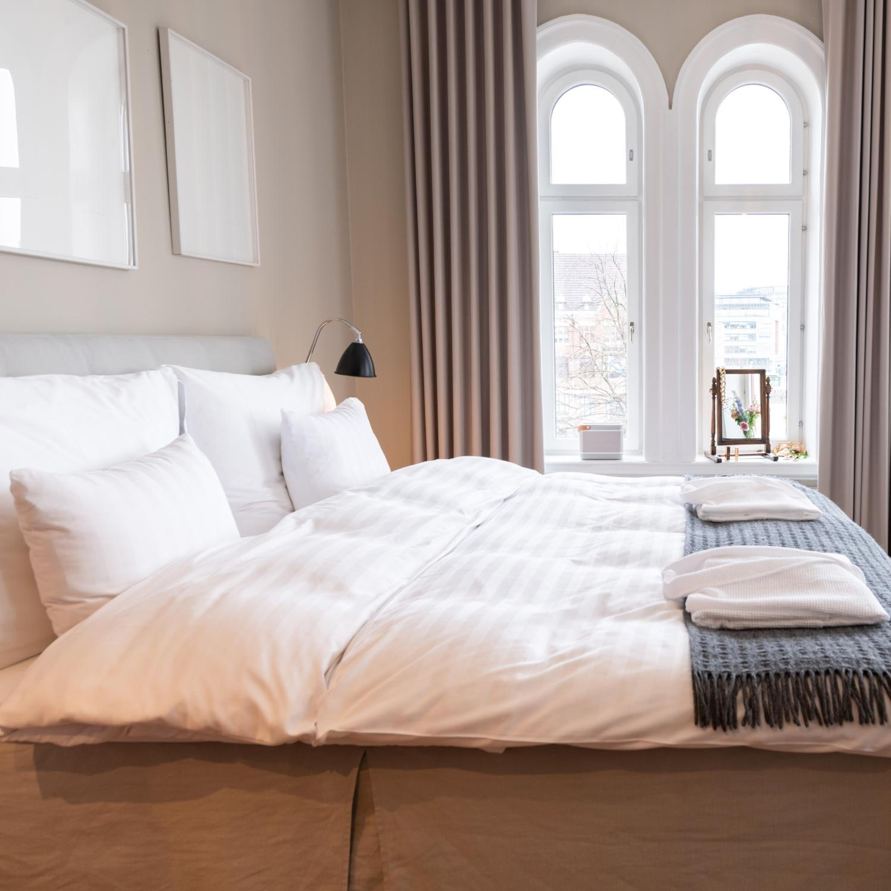 Deluxe Double Room with Bath - Photo 2
