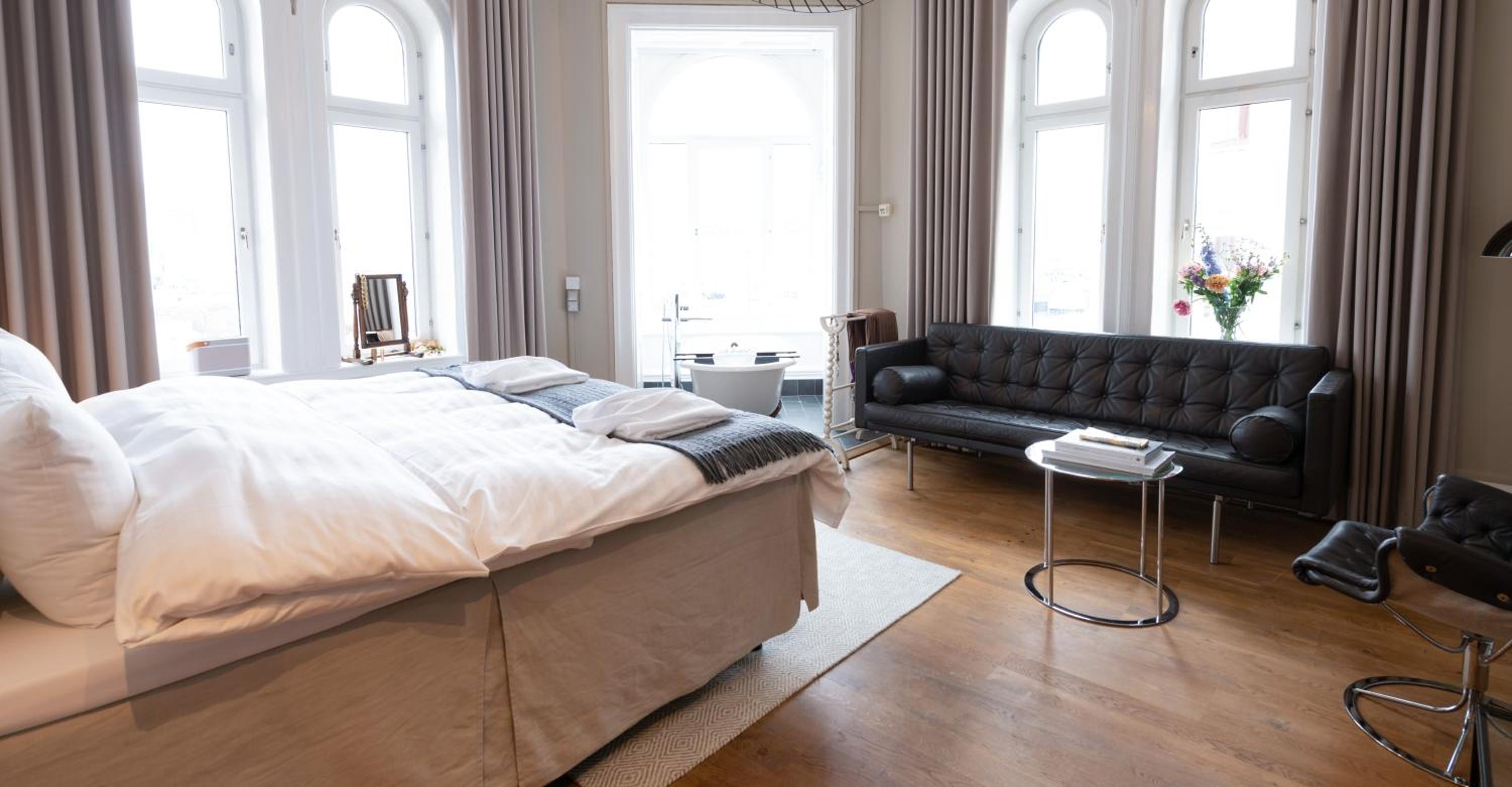 Deluxe Double Room with Bath - Photo 4