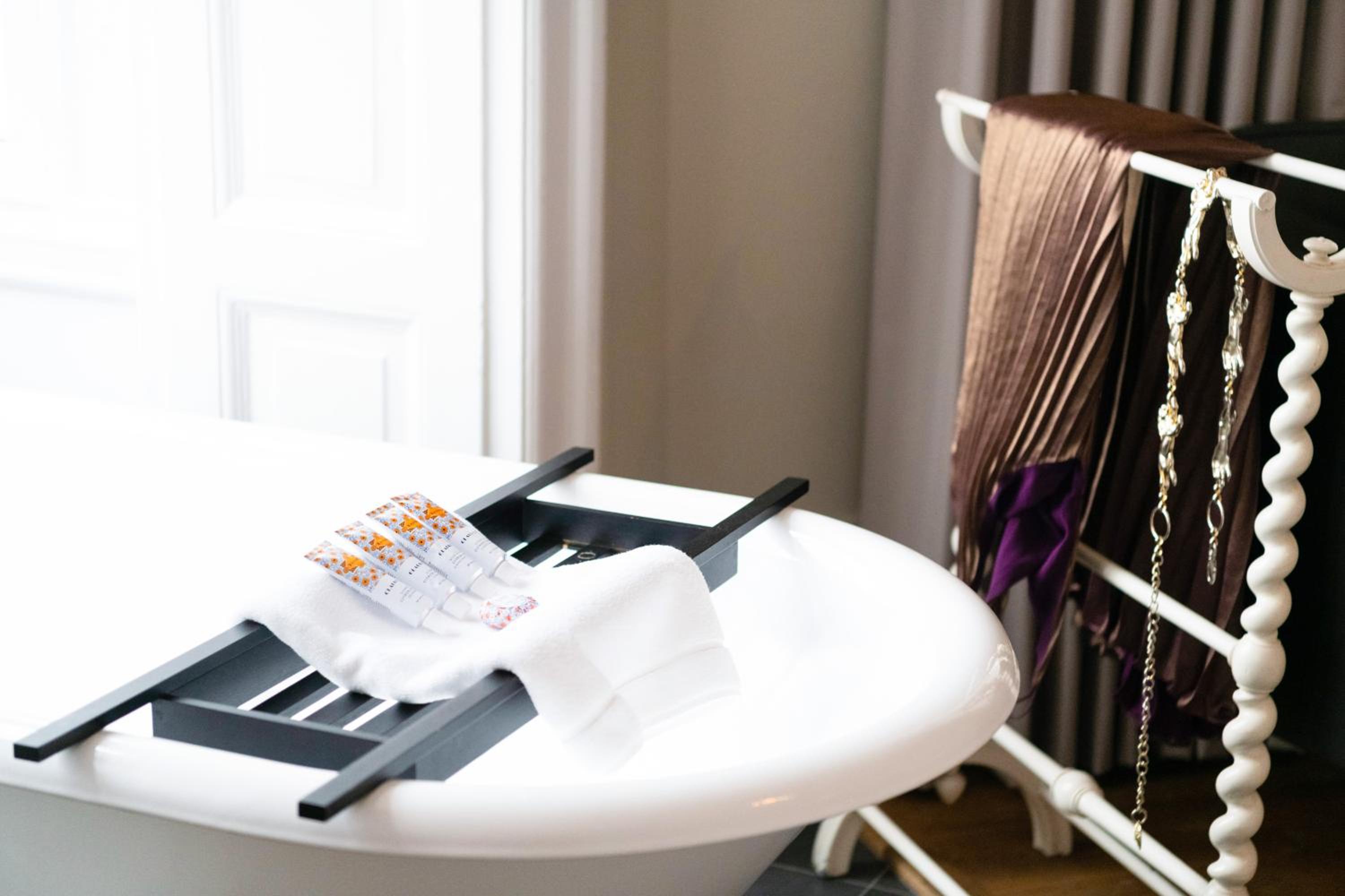 Deluxe Double Room with Bath - Photo 6