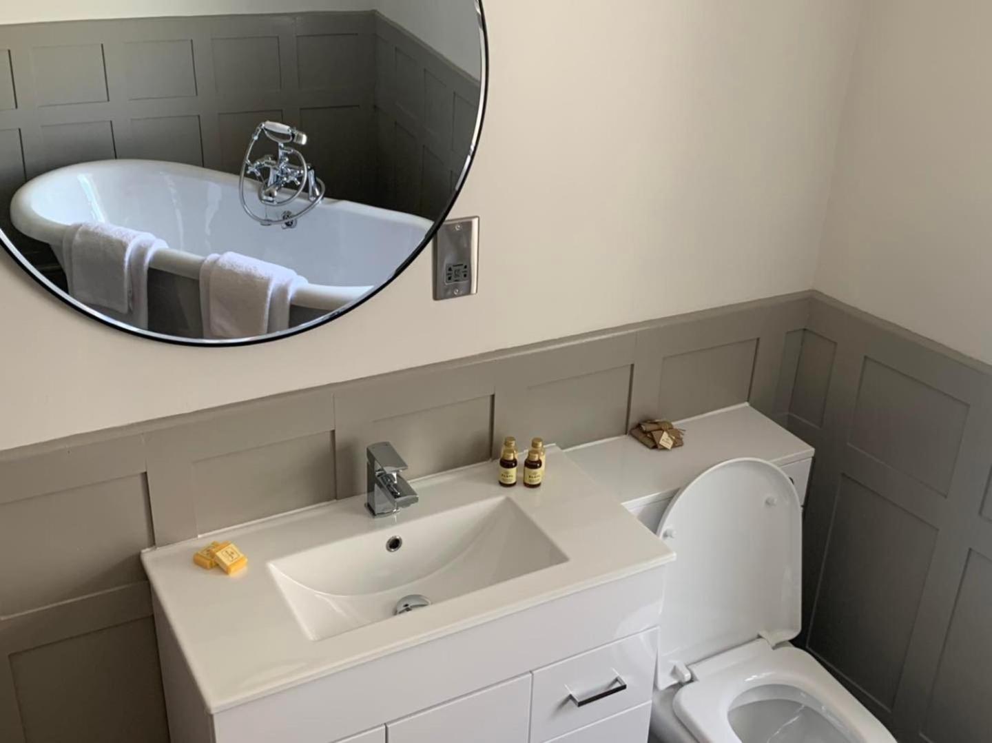 Family Room with Private Bathroom - Photo 2