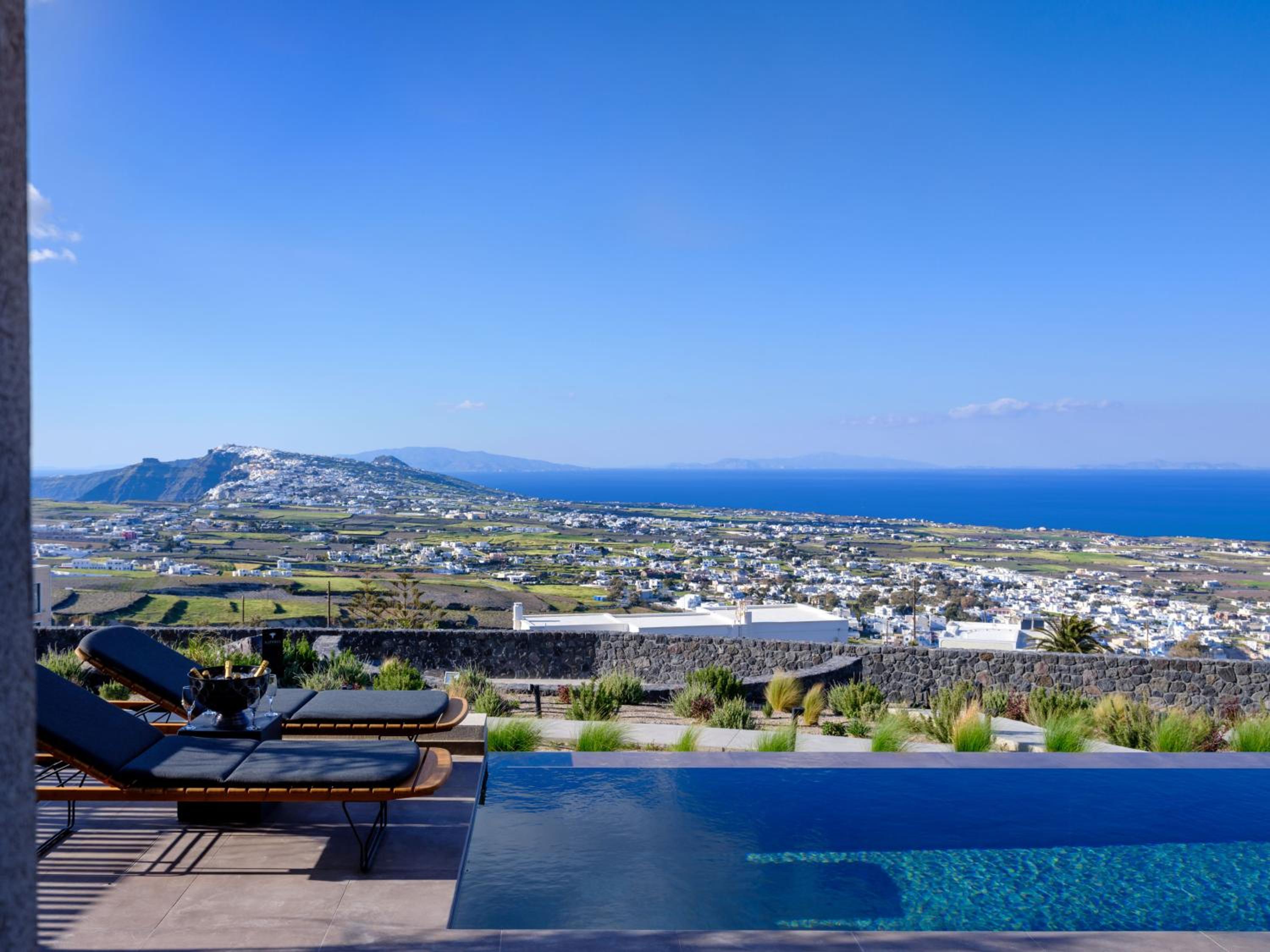 Exclusive Suite with Outdoor Private pool and Caldera View - Photo 15