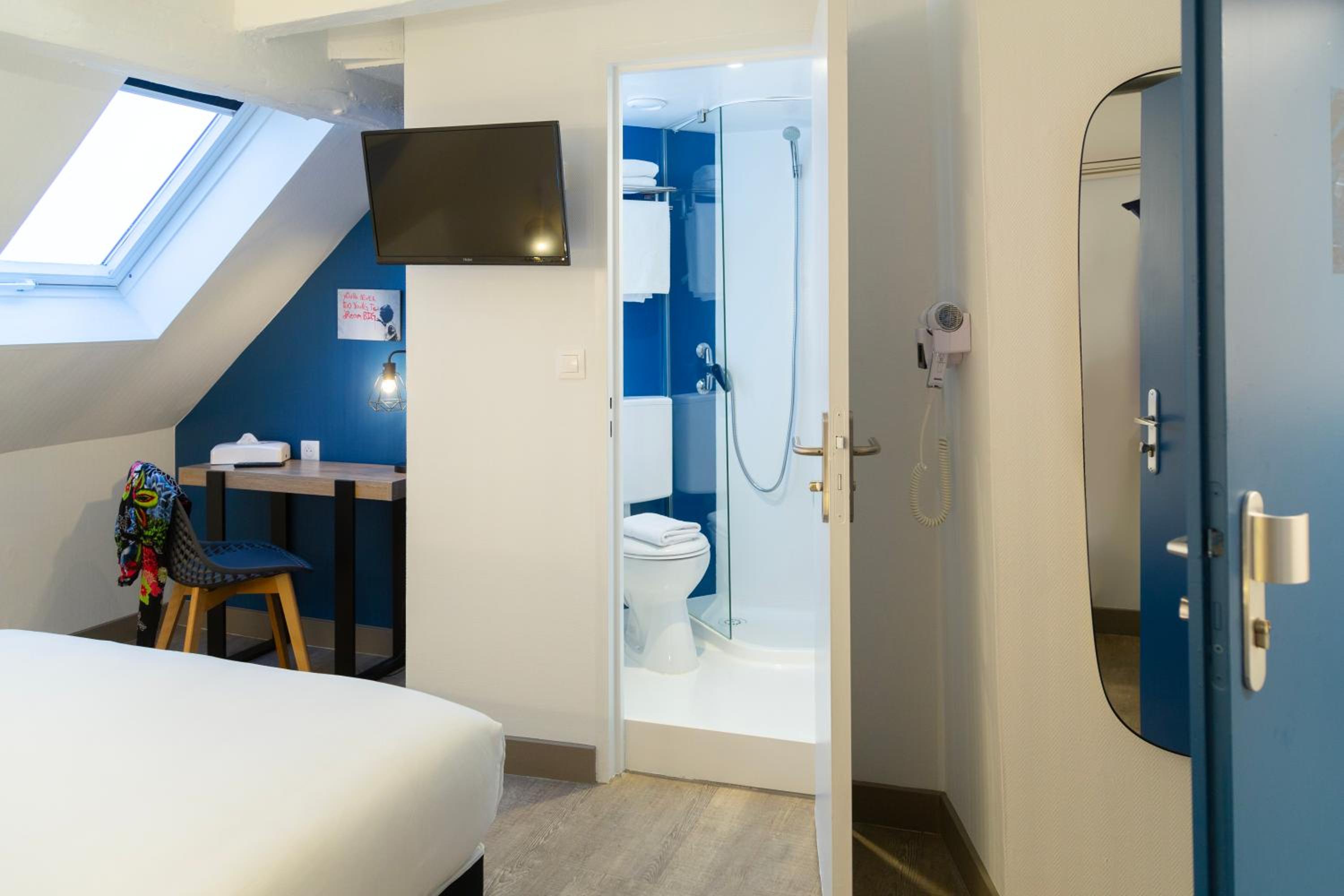 Standard Double Room - Photo 15