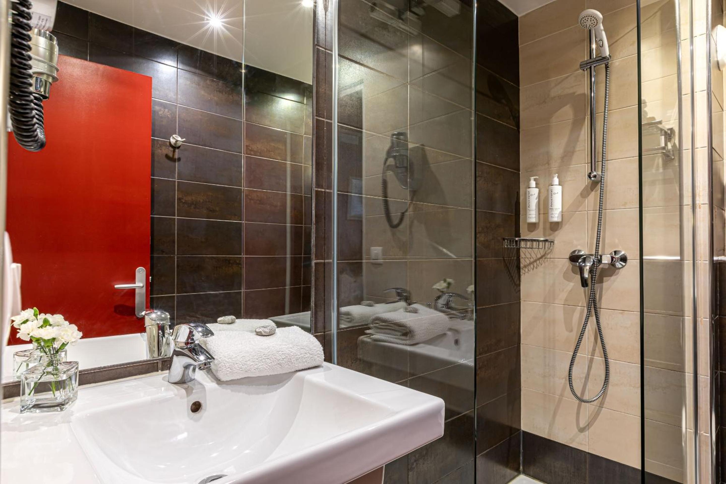 Classic Double Room thumbnail 6