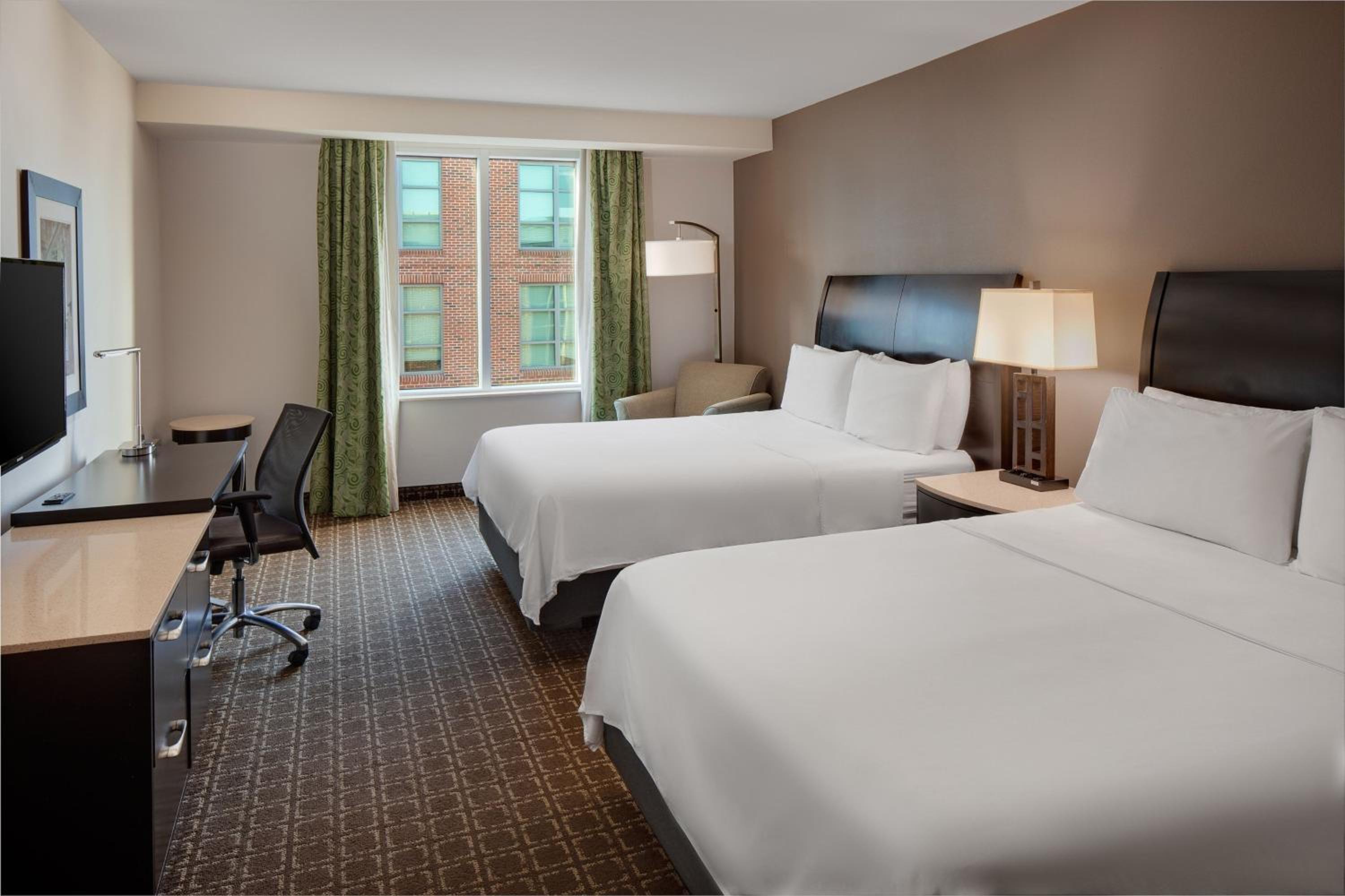 Standard Queen Room with Two Queen Beds - Photo 4