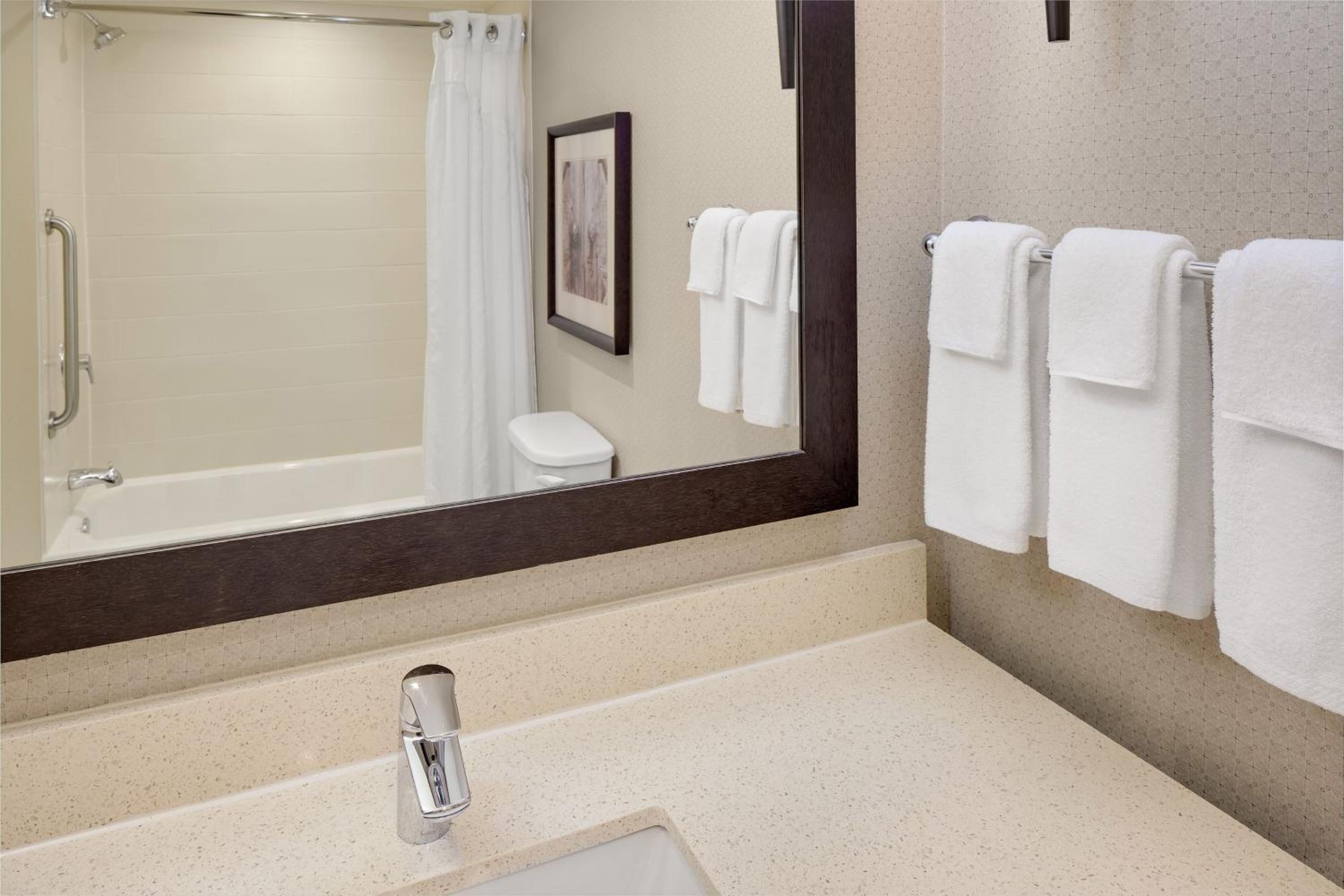 Standard King Room - Photo 7
