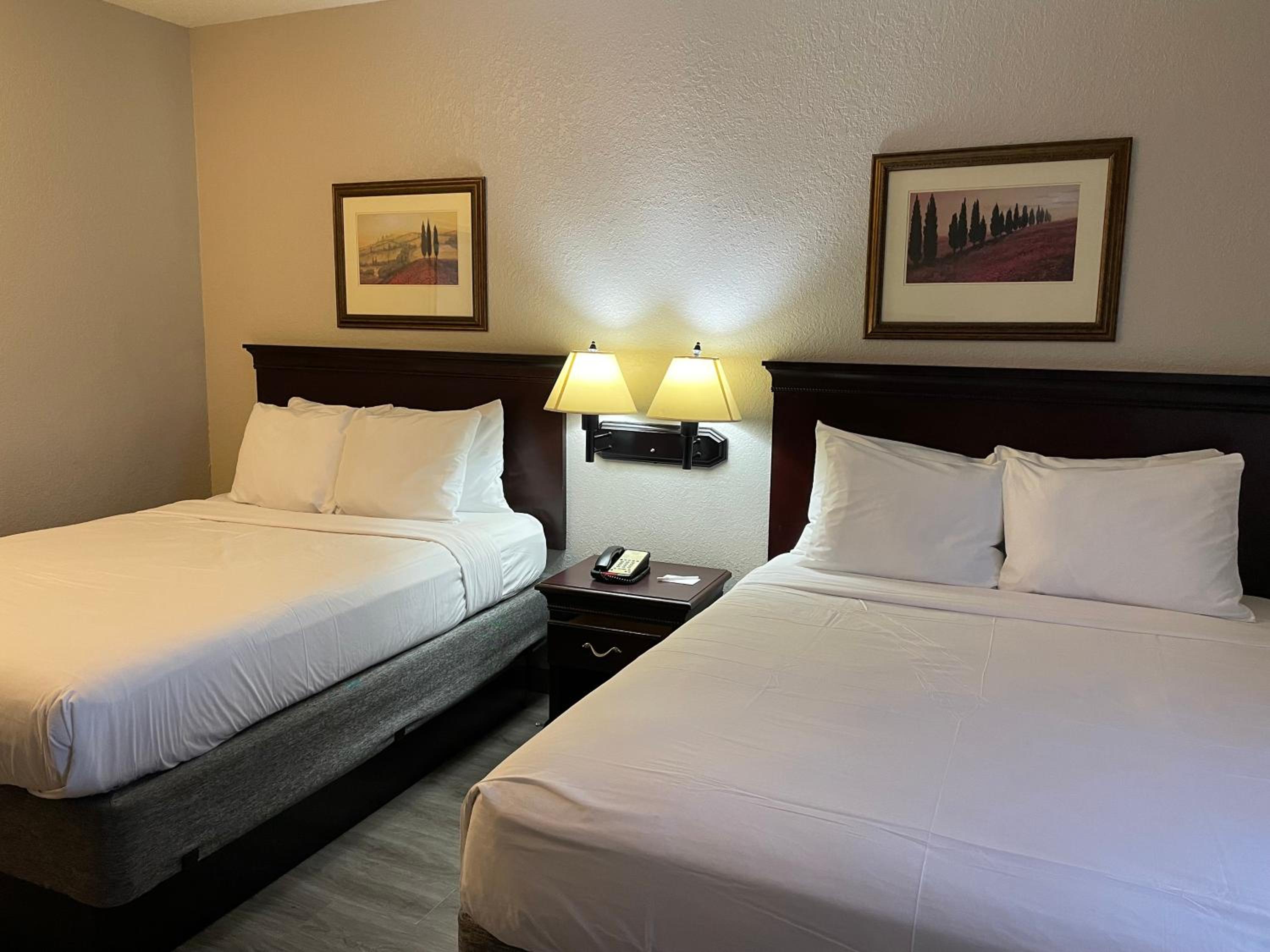 Queen Room with Two Queen Beds - Non-Smoking - Photo 1