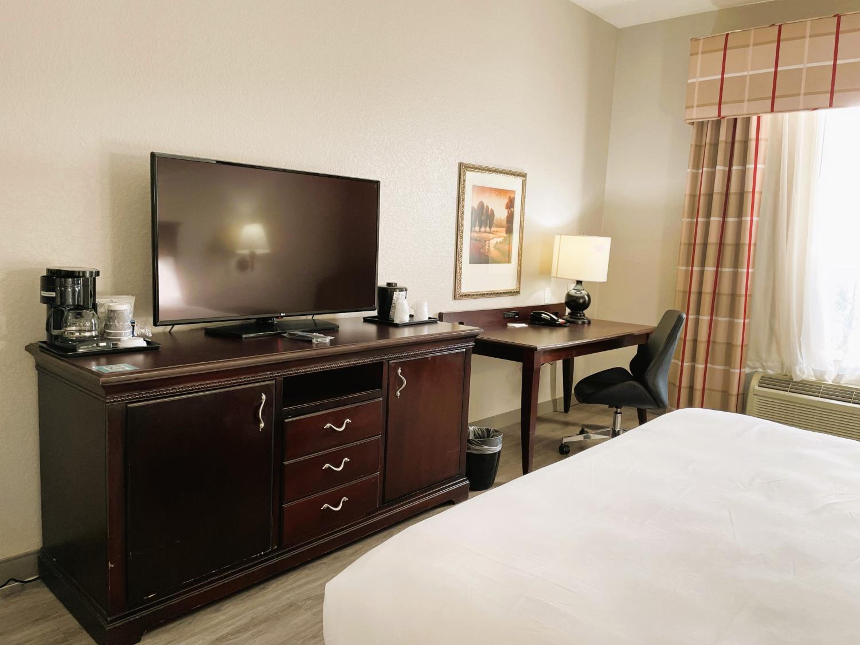 Queen Room with Two Queen Beds - Non-Smoking - Photo 4