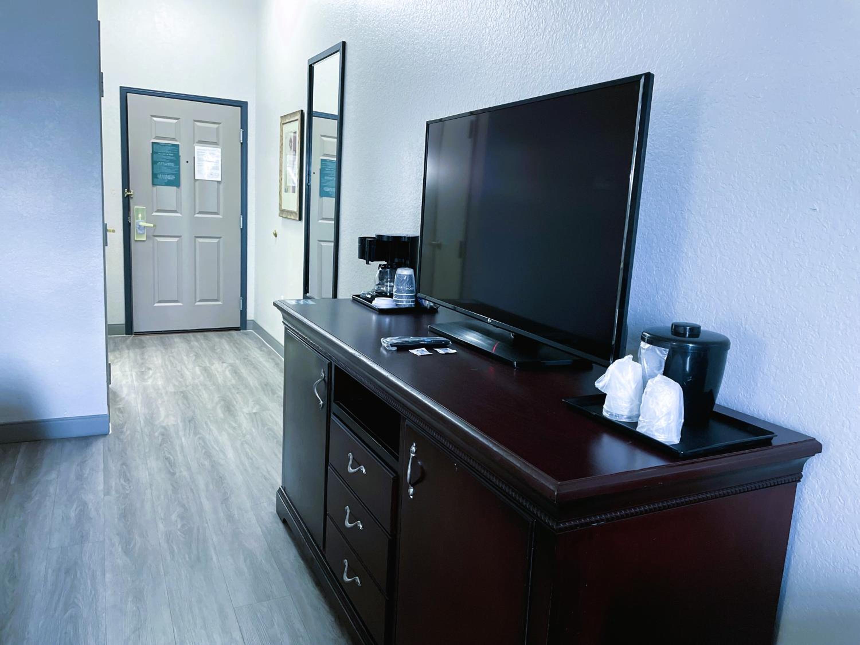 King Suite - Non-Smoking - Photo 2