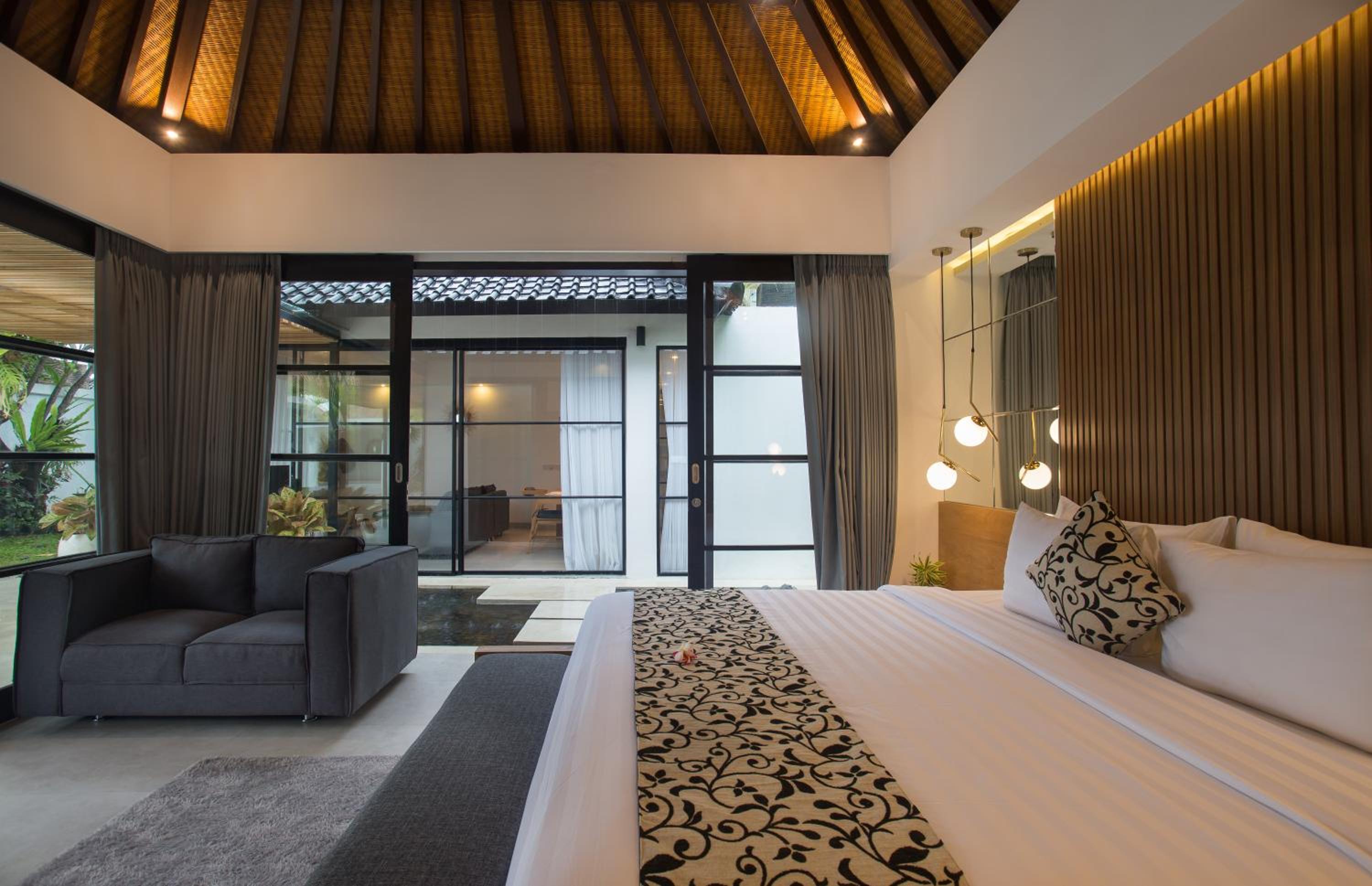 Villa with Private Pool - Photo 6