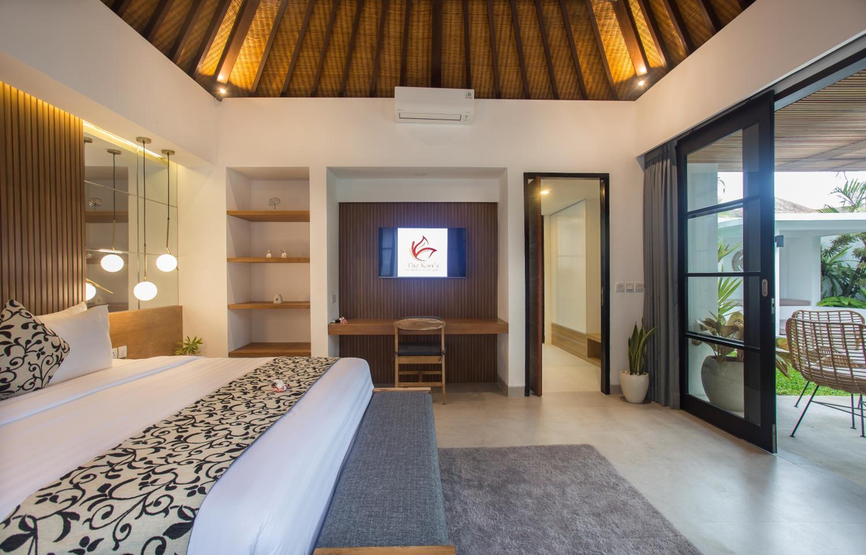 Villa with Private Pool - Photo 2