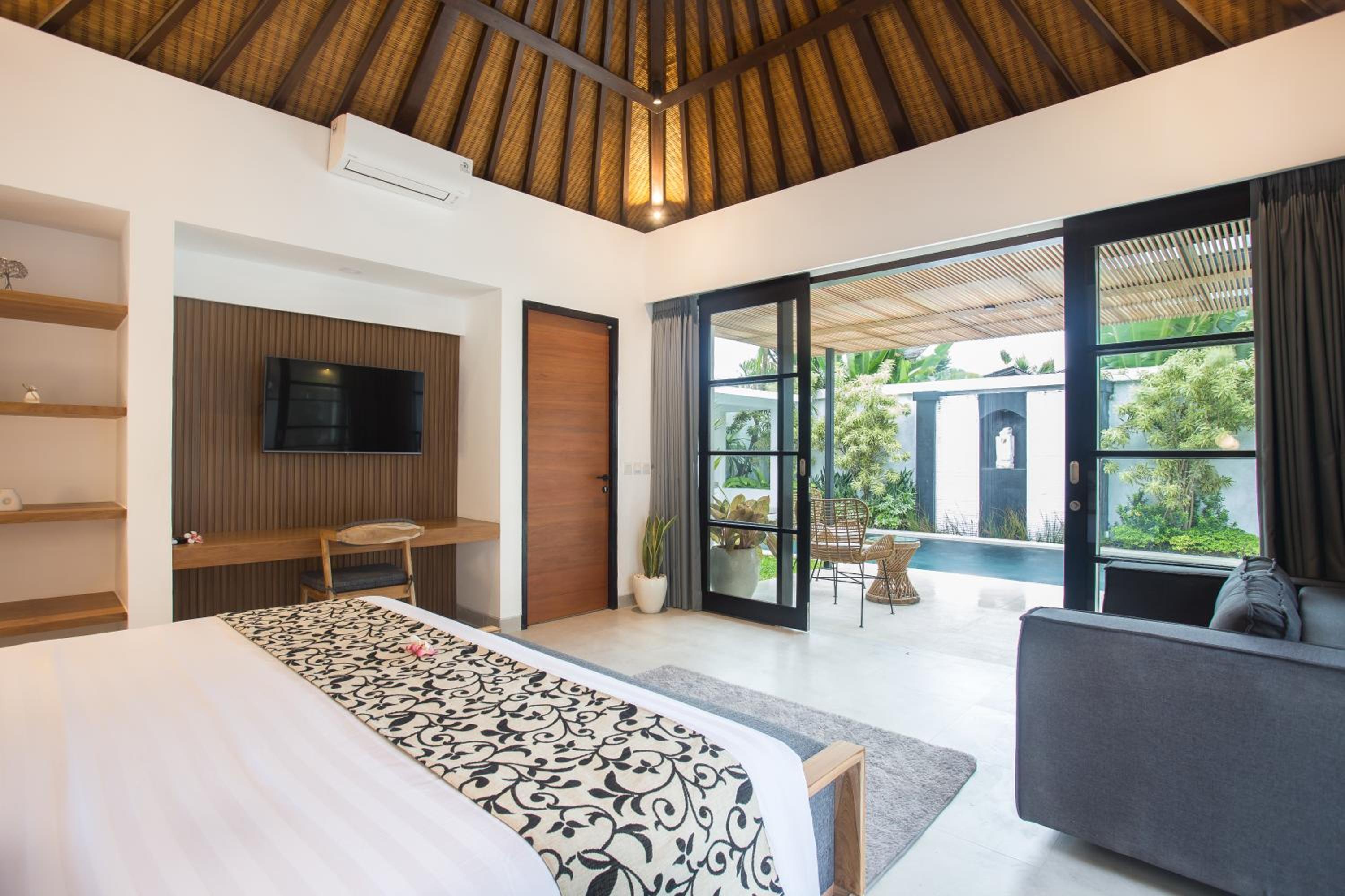 Villa with Private Pool - Photo 38