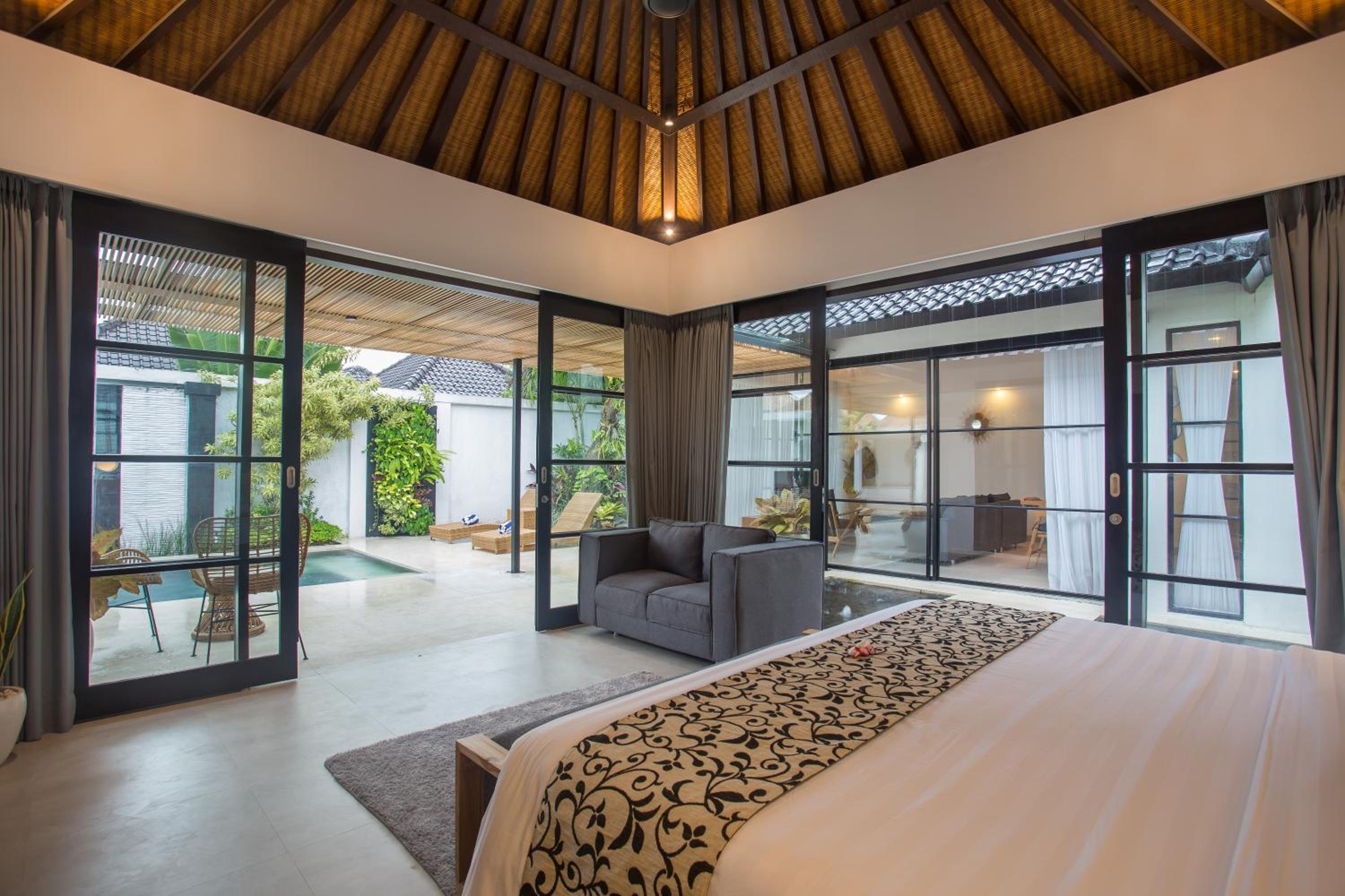 Villa with Private Pool - Photo 33