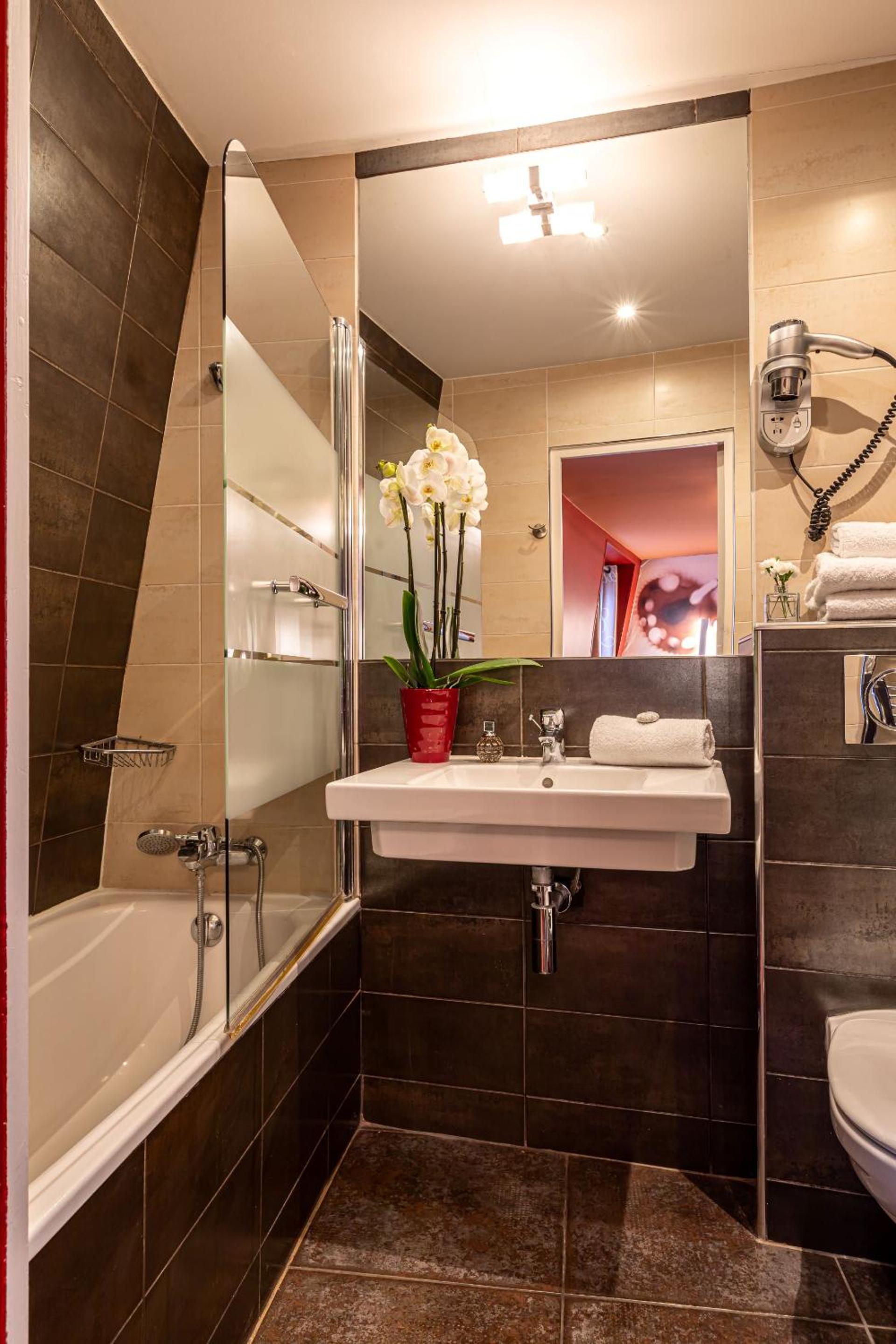Triple Room (2 Adults + 1 Child) thumbnail 6