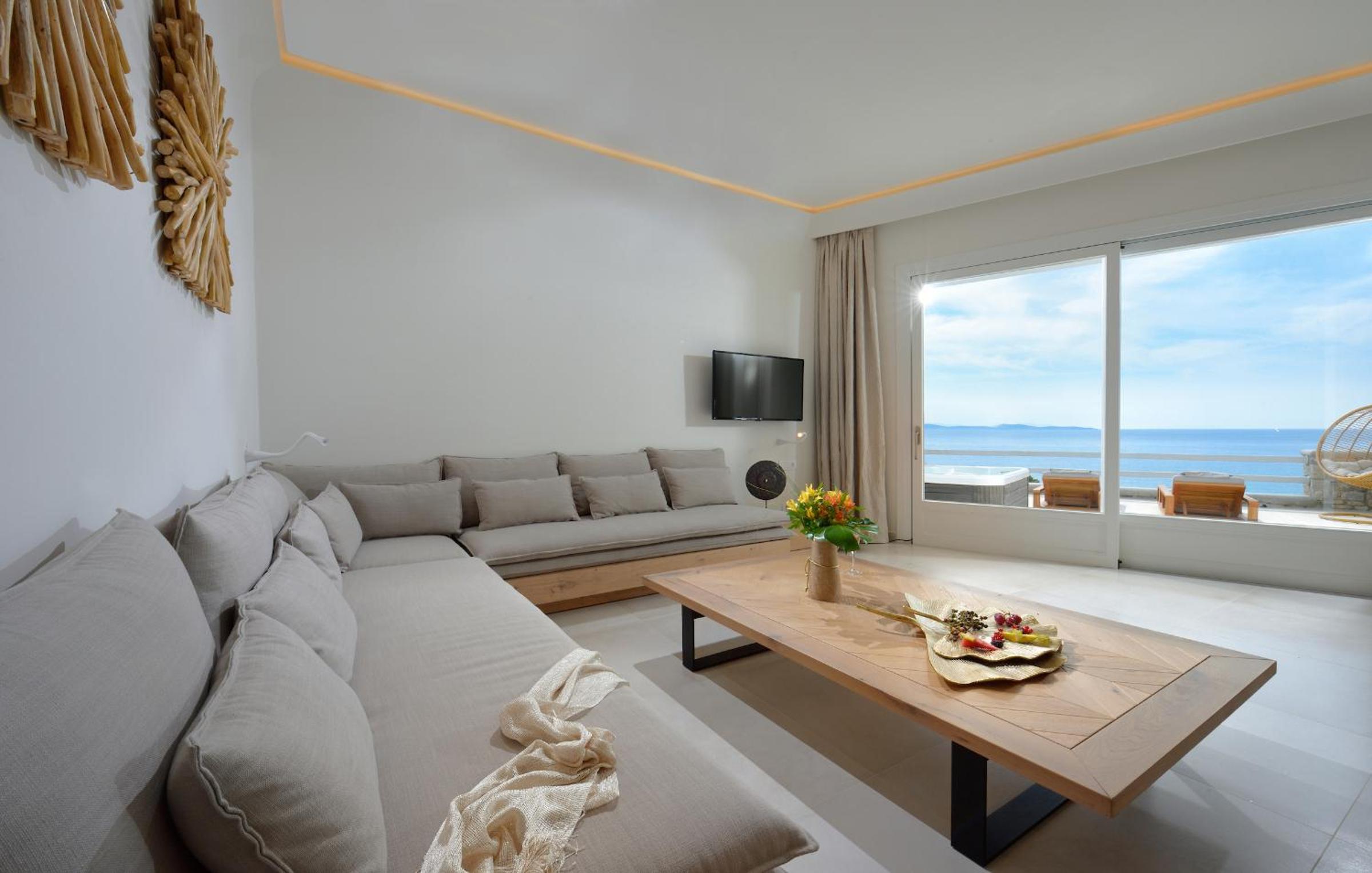 Luxury Beachfront Suite with Outdoor Jetted Tub photo 2