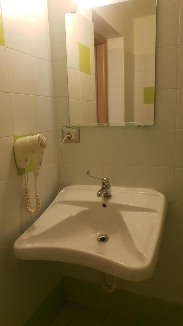 Twin Room - Disability Access - Photo 8