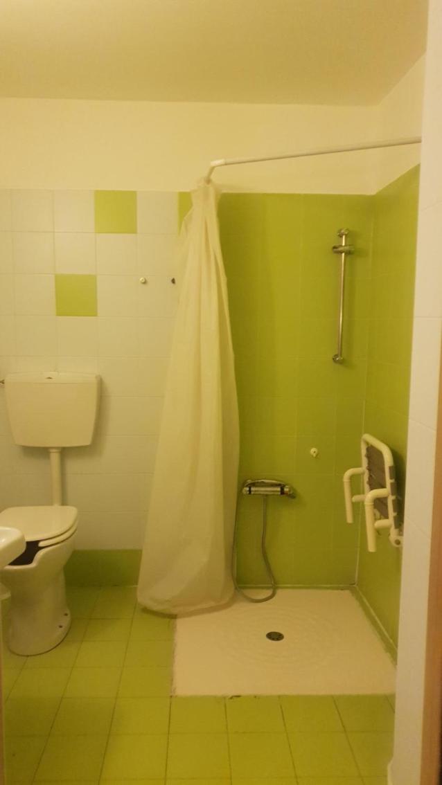Twin Room - Disability Access - Photo 9